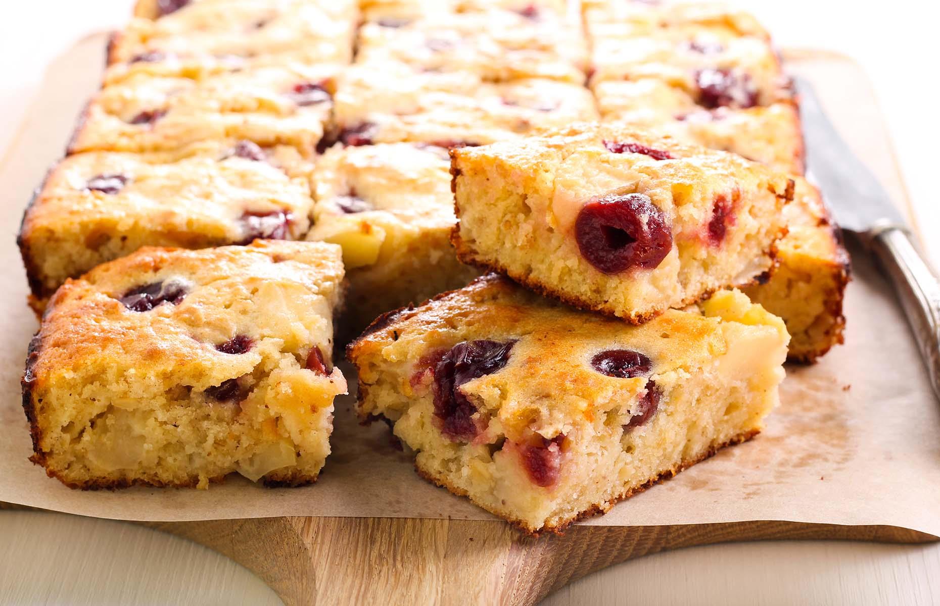 Berry traybake