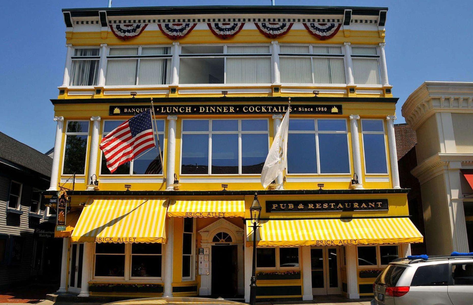 23: Rhode Island: Thames Street, Newport
