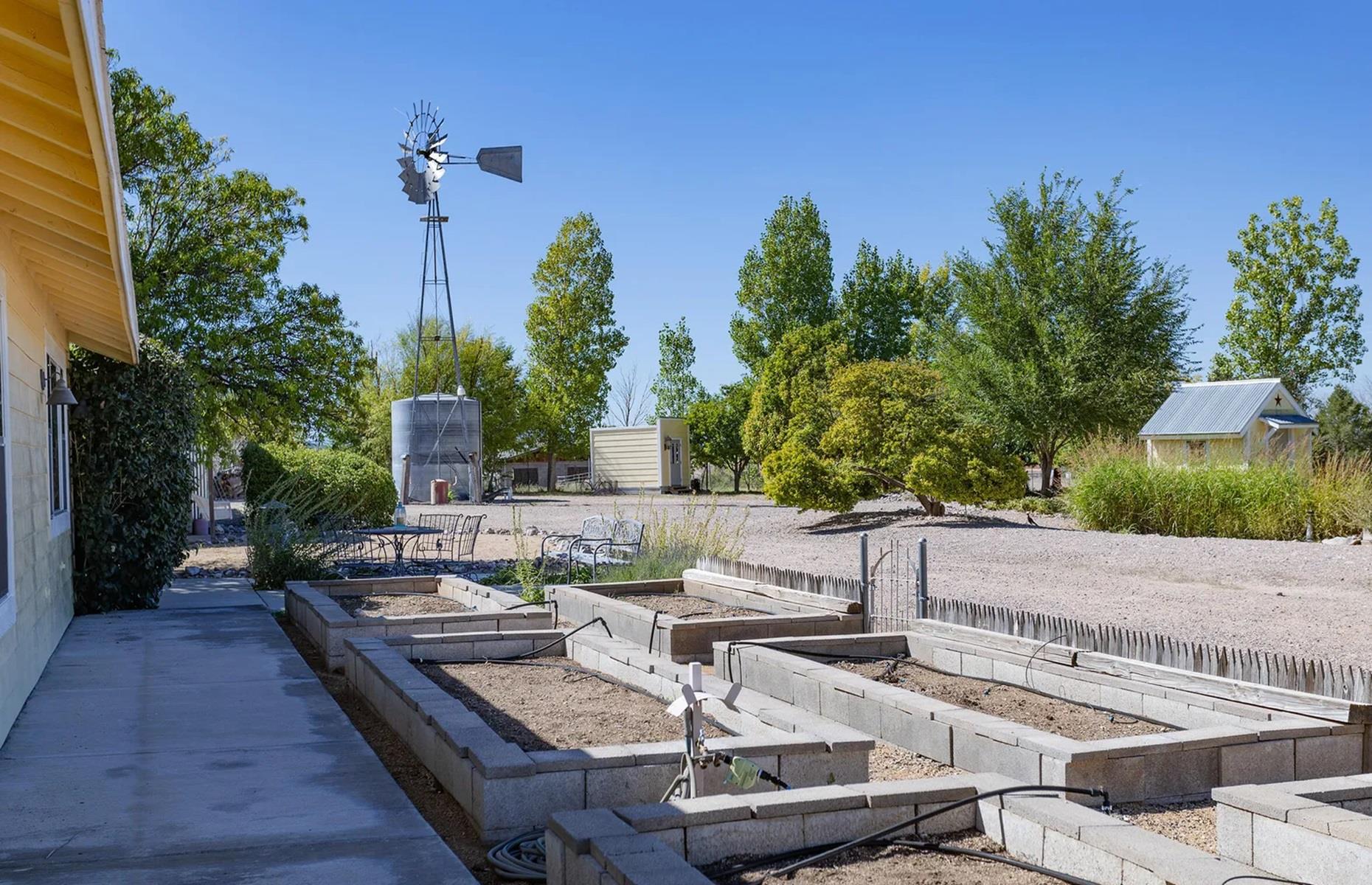 Self-sustaining ranch, Arizona, USA: $999,061 (£793k)