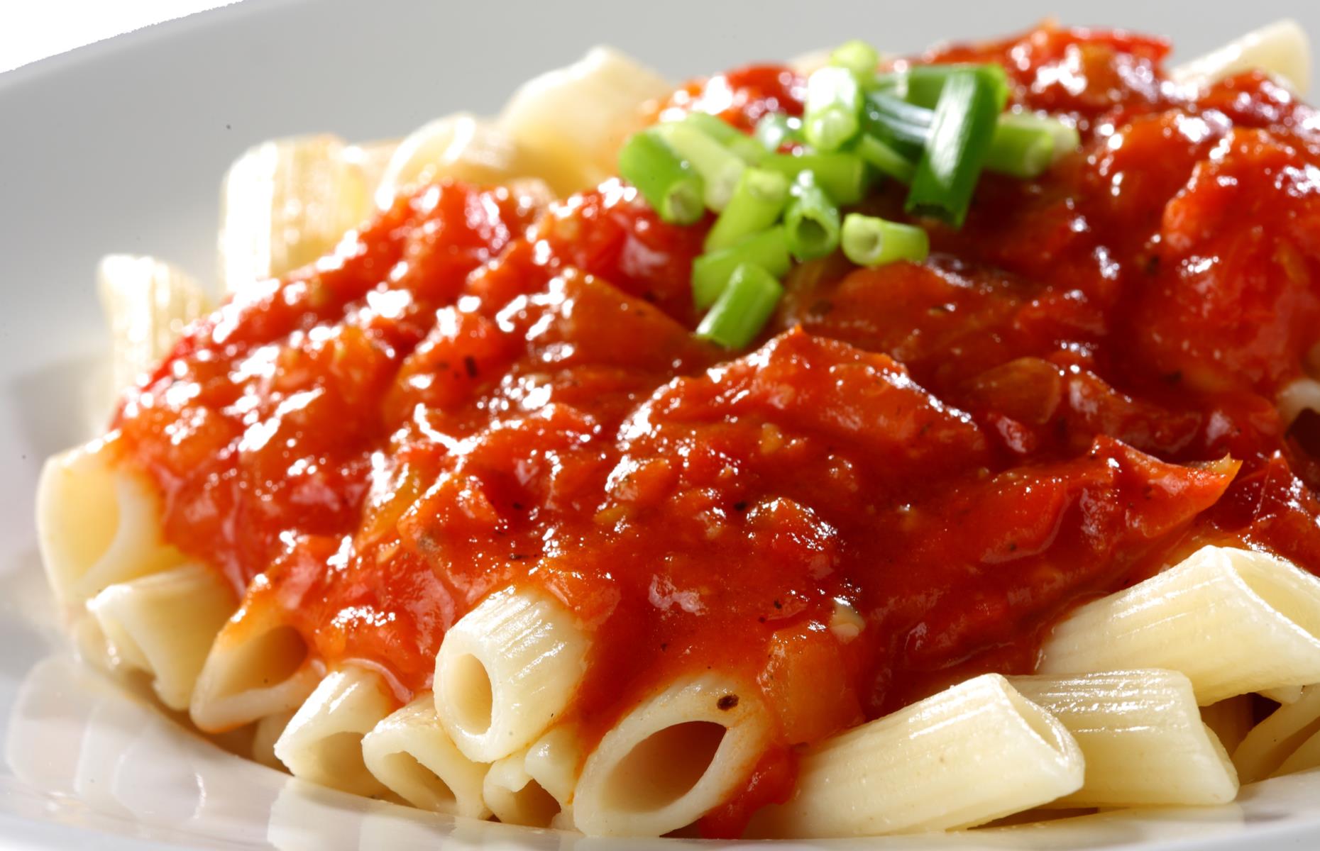 Бефстроганов с макаронами. Макароны с мясным подливом. Паста болоньезе с пармезаном. Мясная подлива к макаронам. Макароны с гуляшом из свинины.