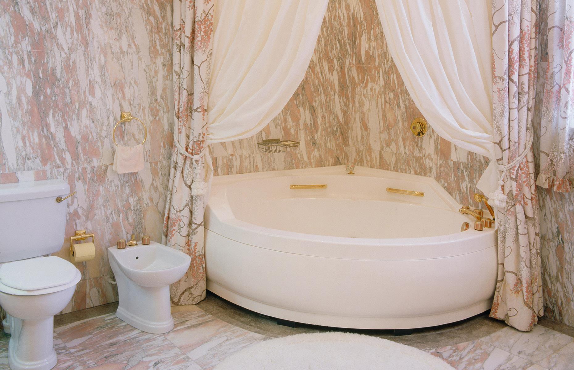 Corner bathtubs