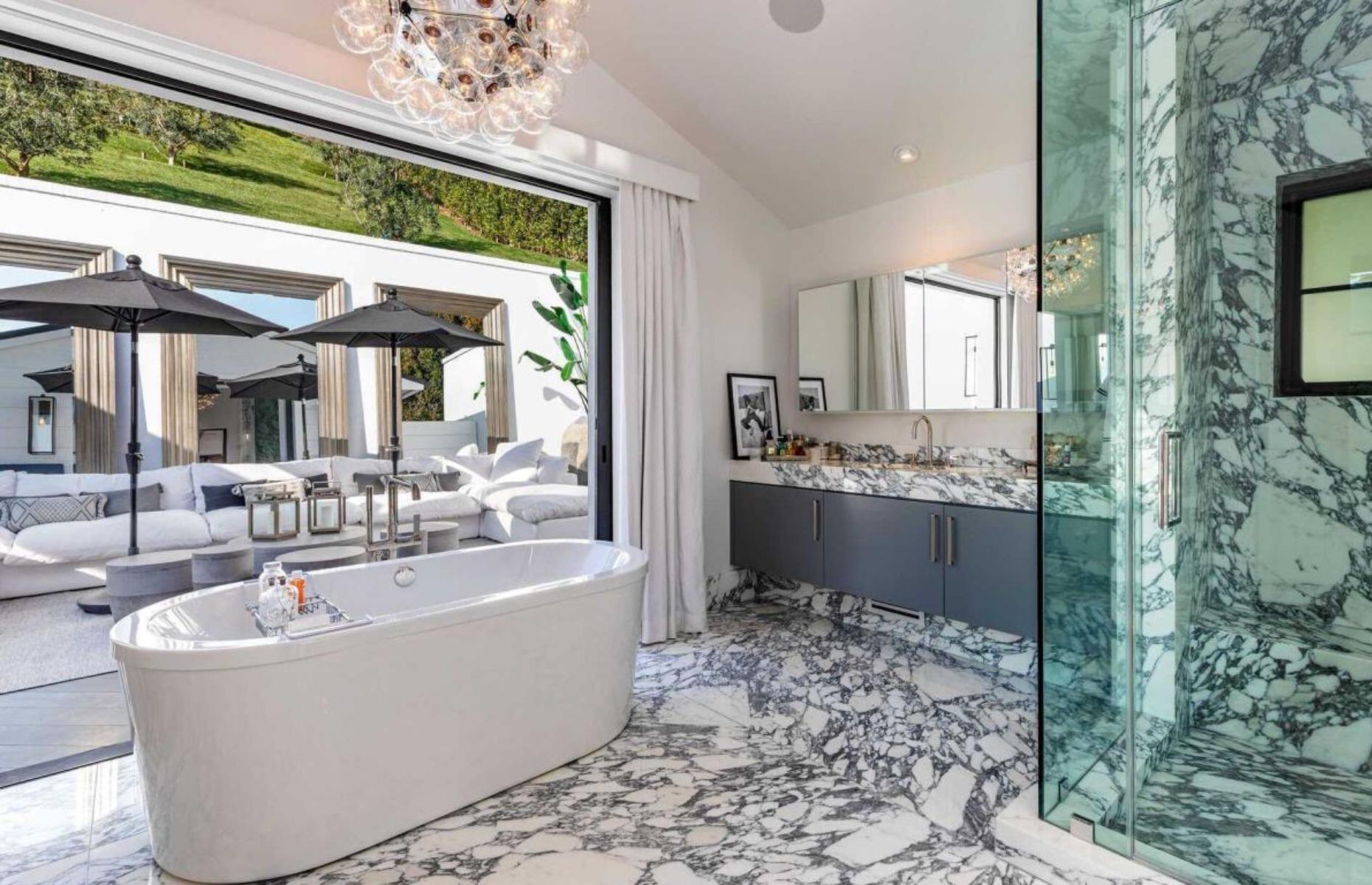 Rihanna’s Beverly Hills manor: $2,666 (£2.1k) per night 