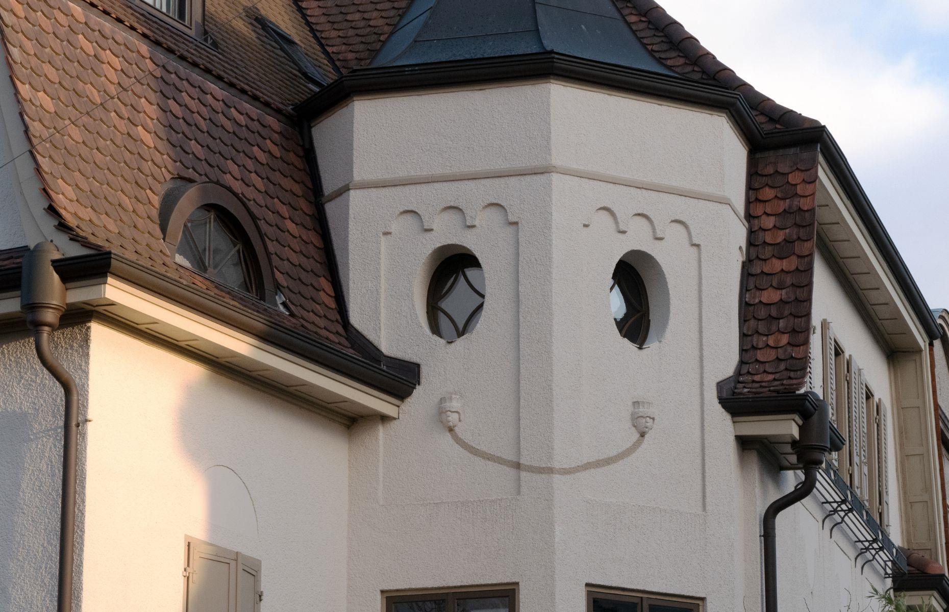Torre con cara sonriente, Suiza