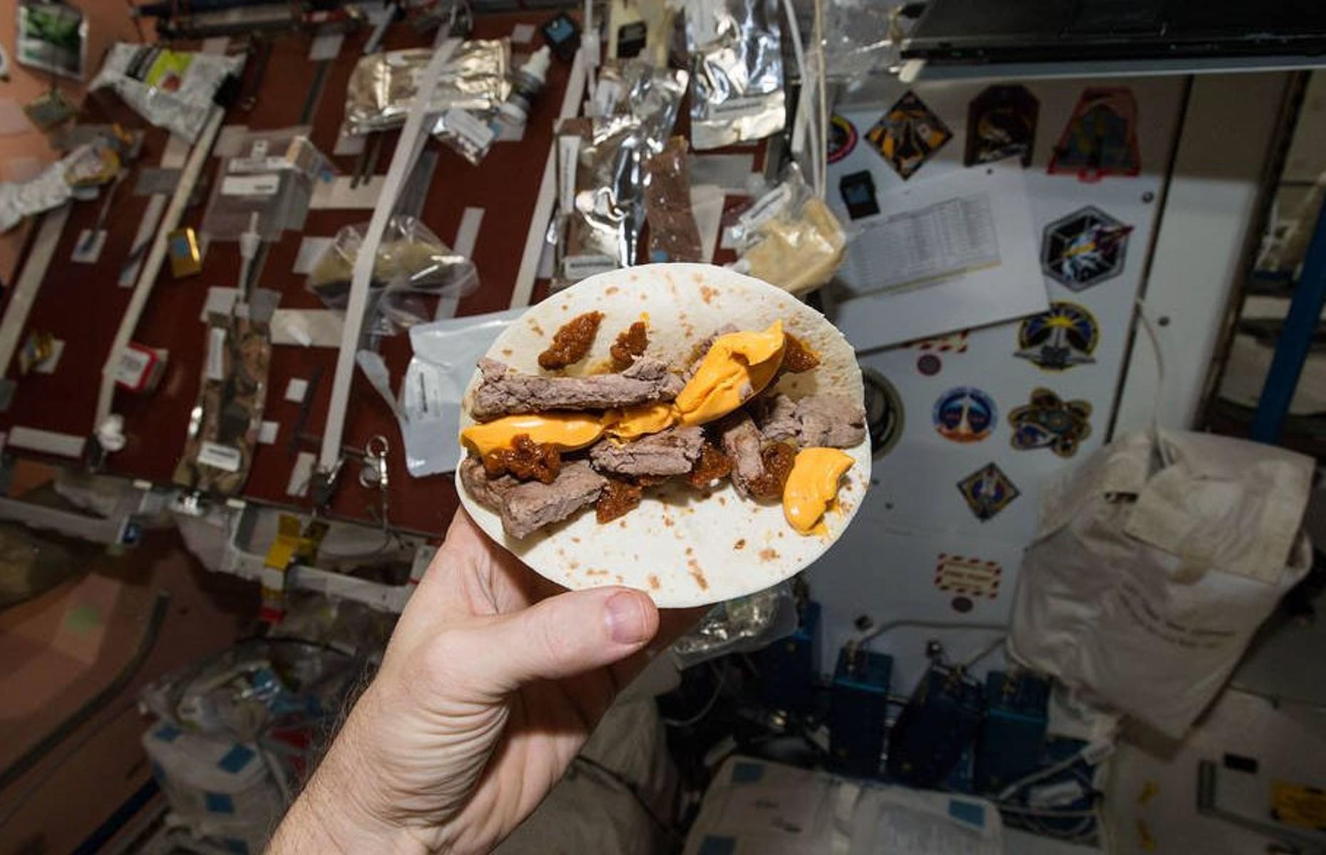 Опасные крошки. Питание в космосе. Еда Космонавтов в космосе. Необычная Космическая еда. Питание Космонавтов в космосе.