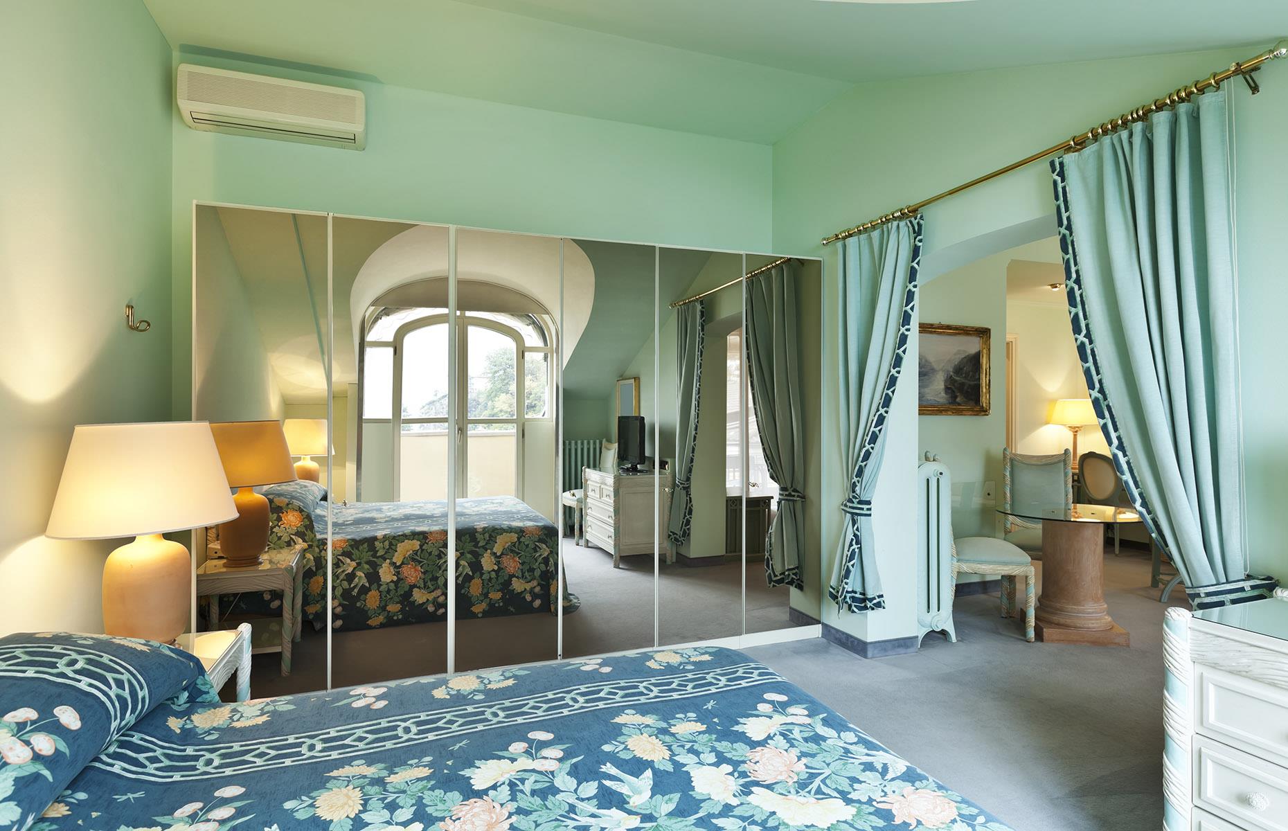 Wall-to-wall mirrors