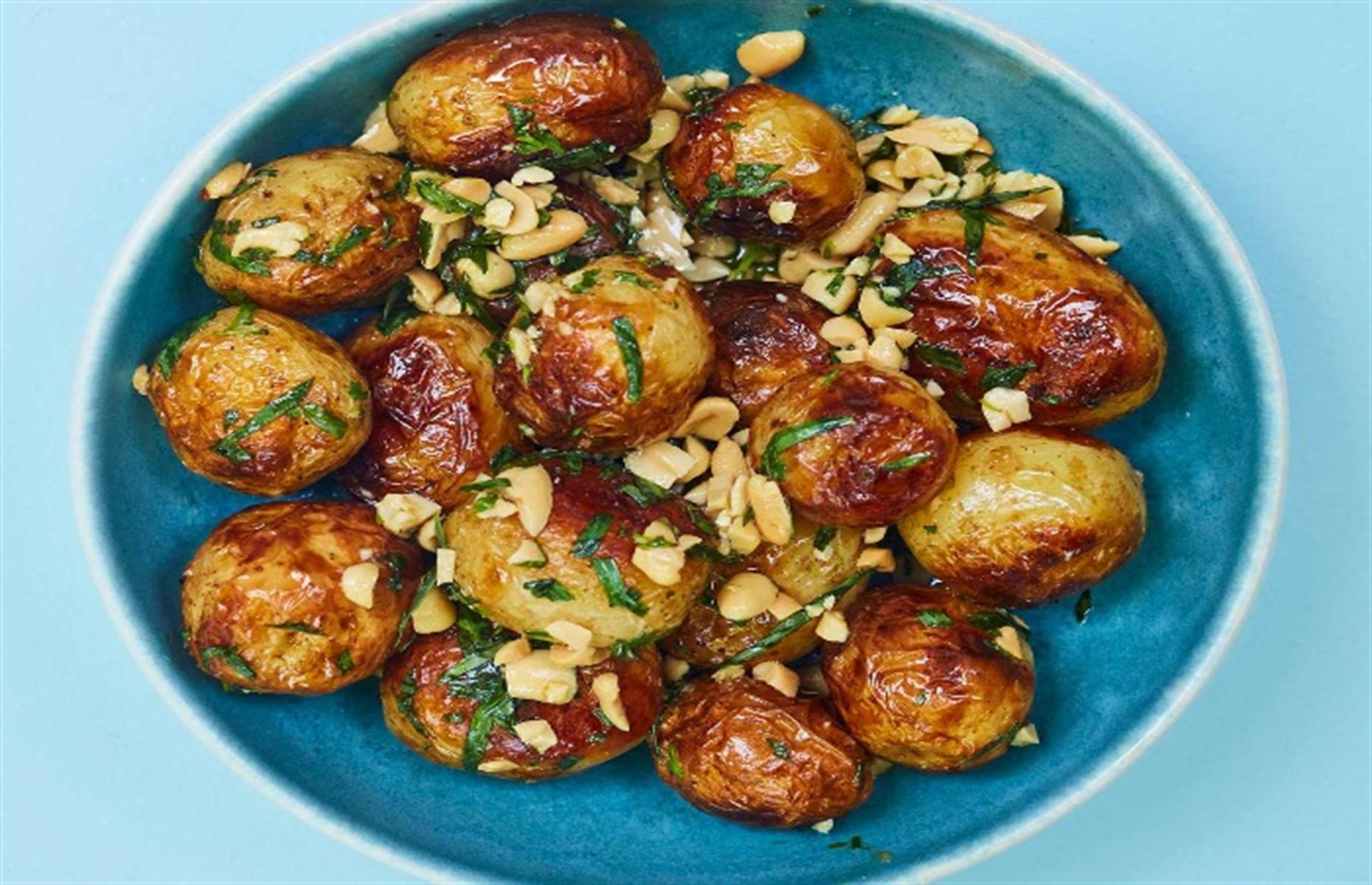 Barbecued potatoes with tarragon and peanuts