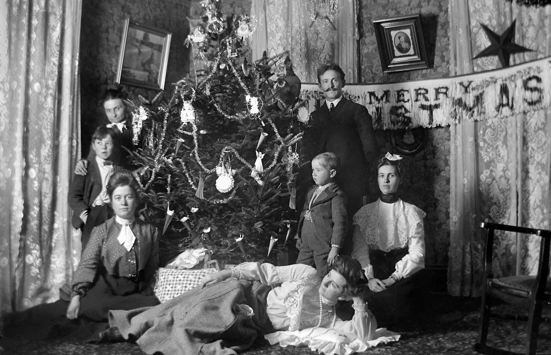 1890s: Victorian family portrait