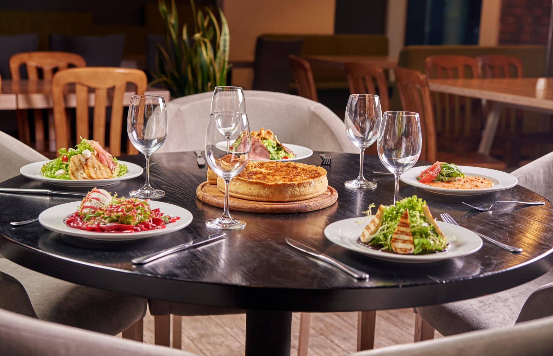 Everyone should order the same number of courses
