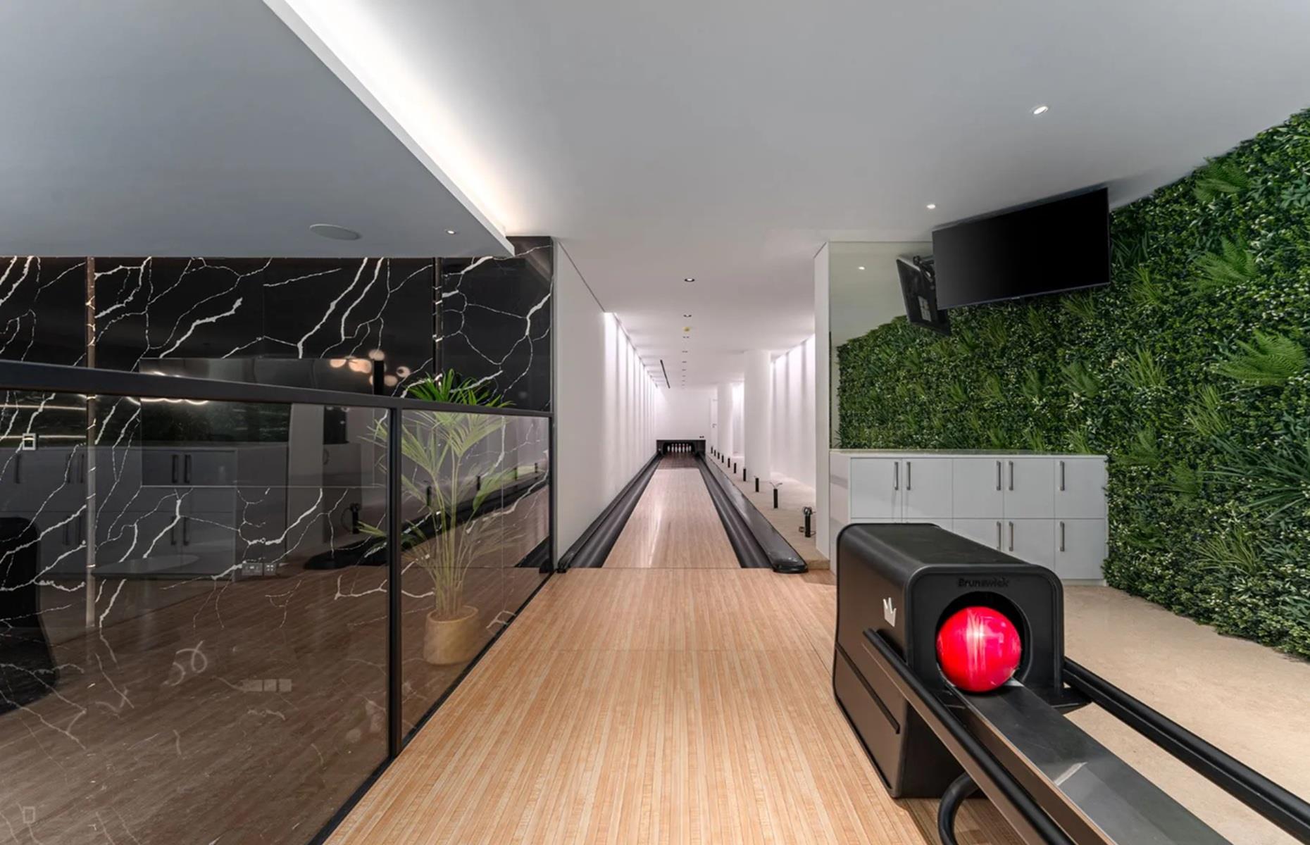Plush Palm Jumeirah pad, Dubai, UAE