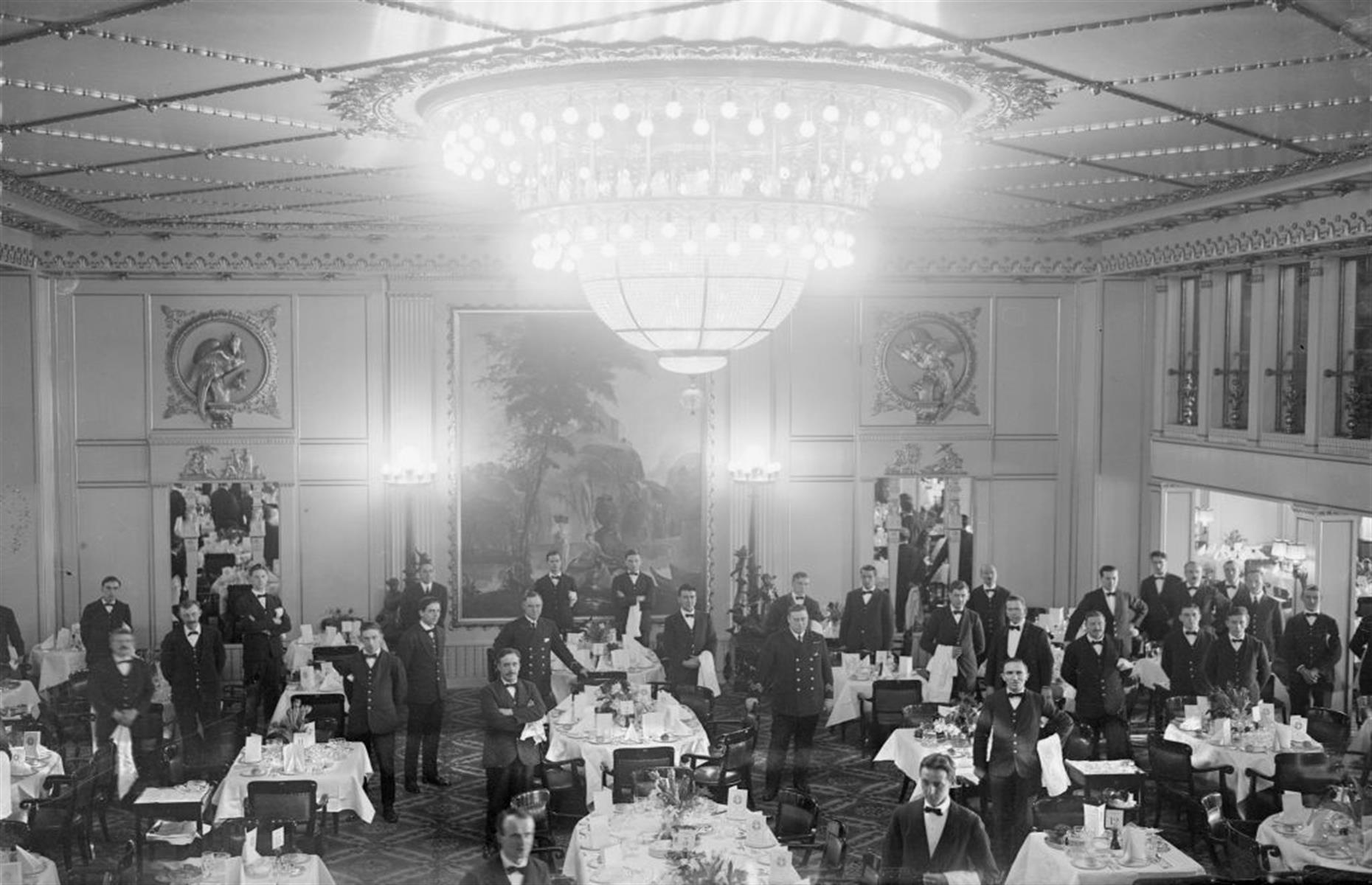 1922: SS Homeric's first-class dining saloon