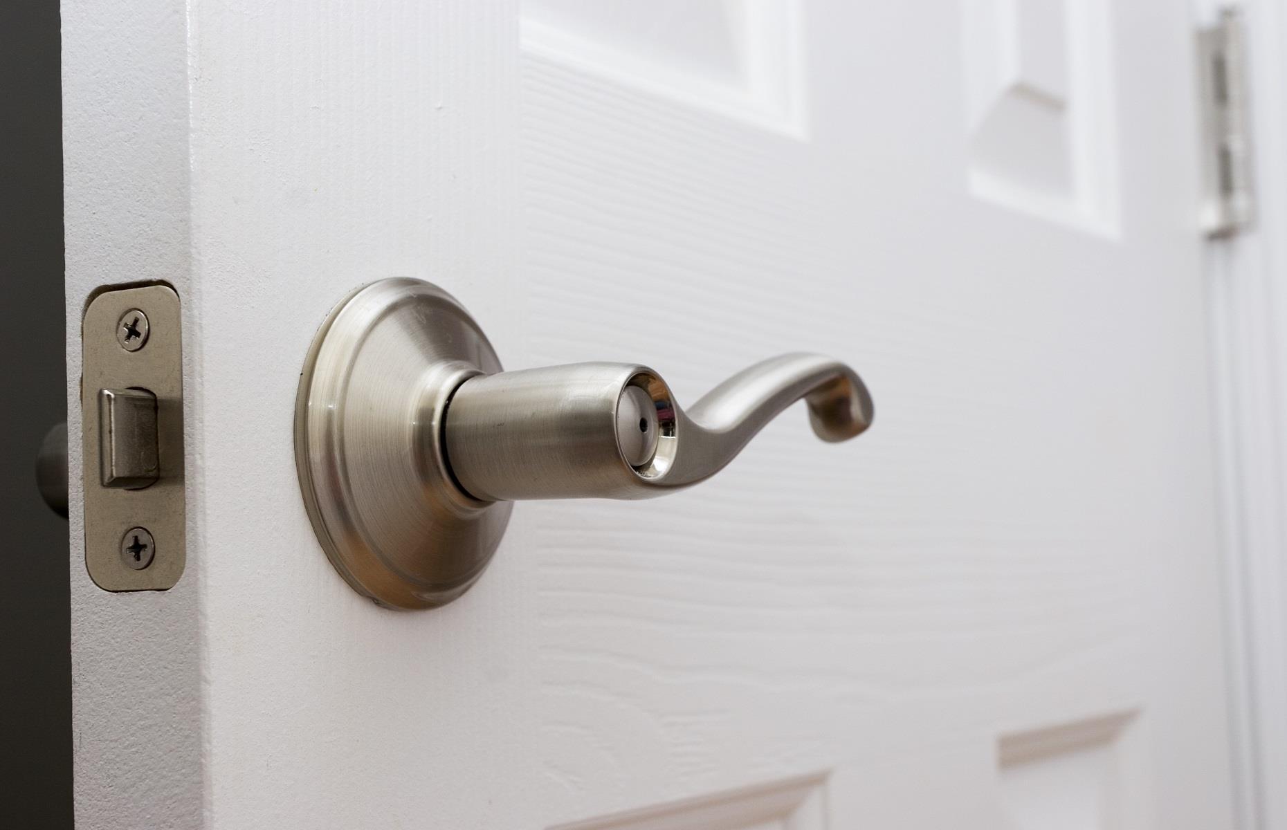 Door handles vs. door knobs: British