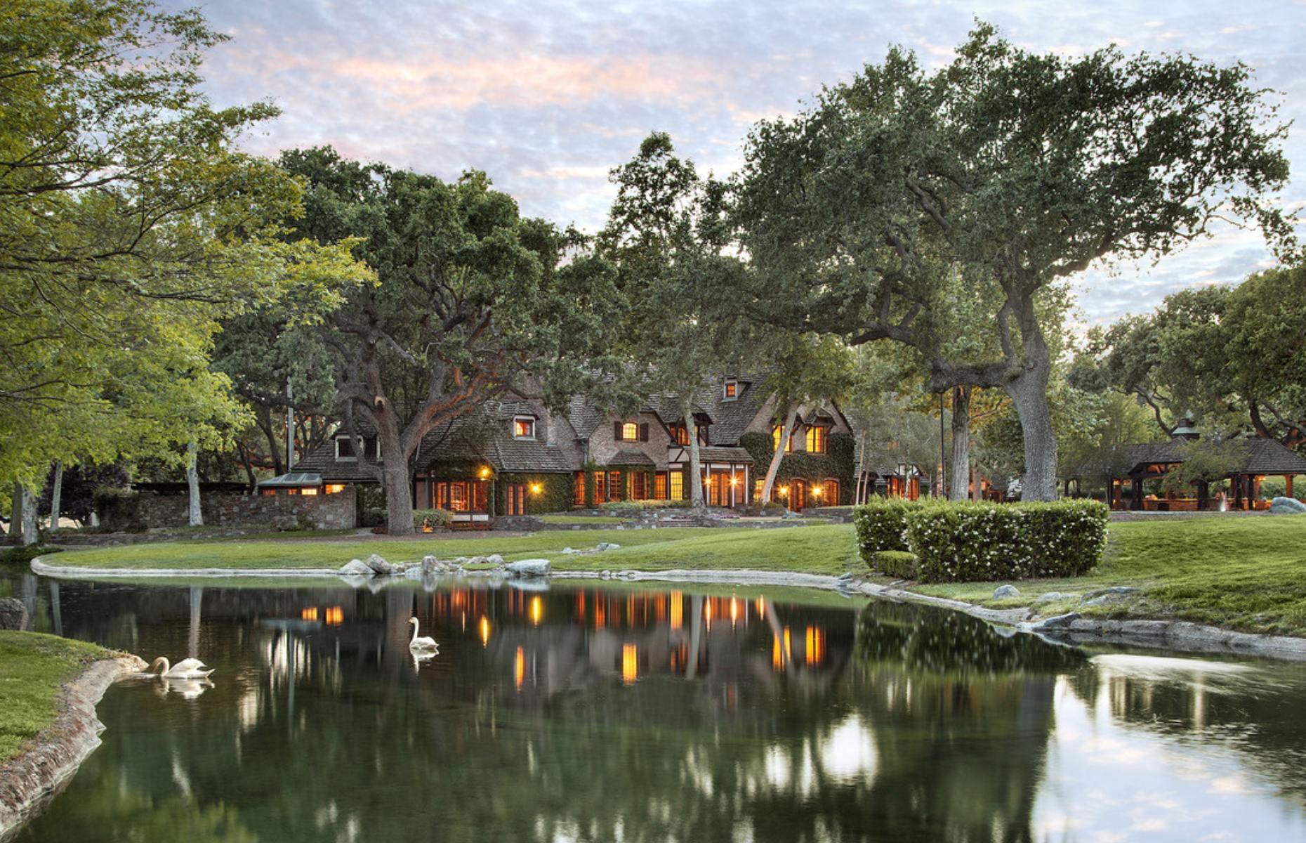 Michael Jackson says goodbye to Neverland