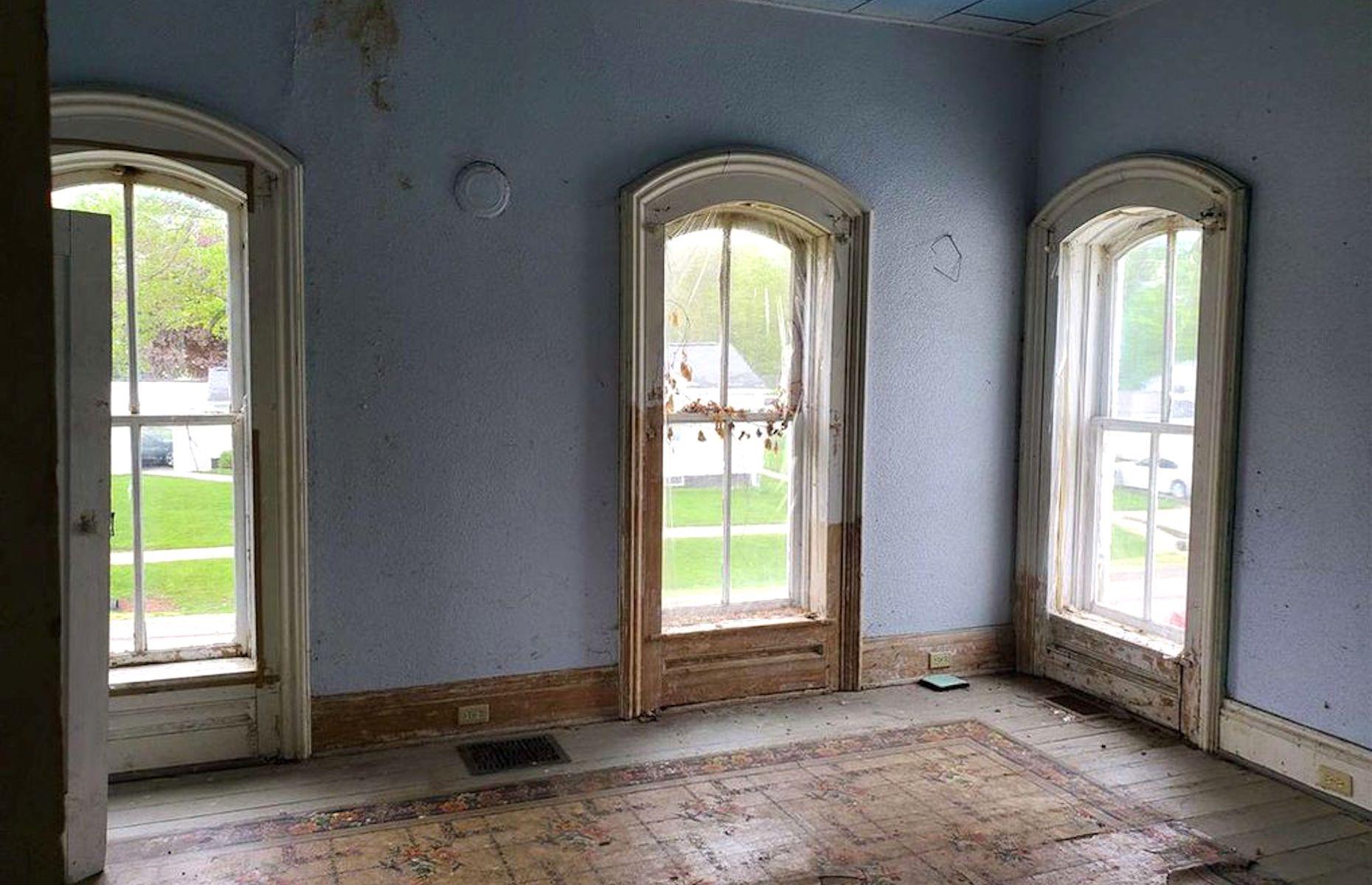 Blue house, Iowa, USA: $25,000 (£20k)
