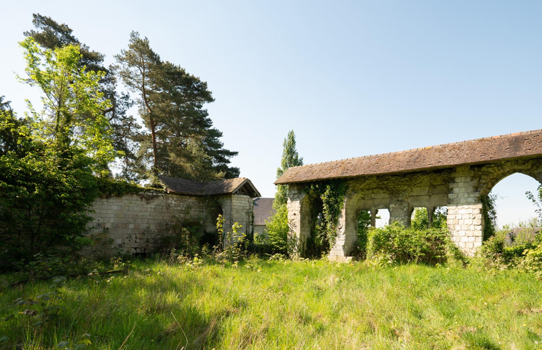 12th-century castle and ruins: additional ancient structures