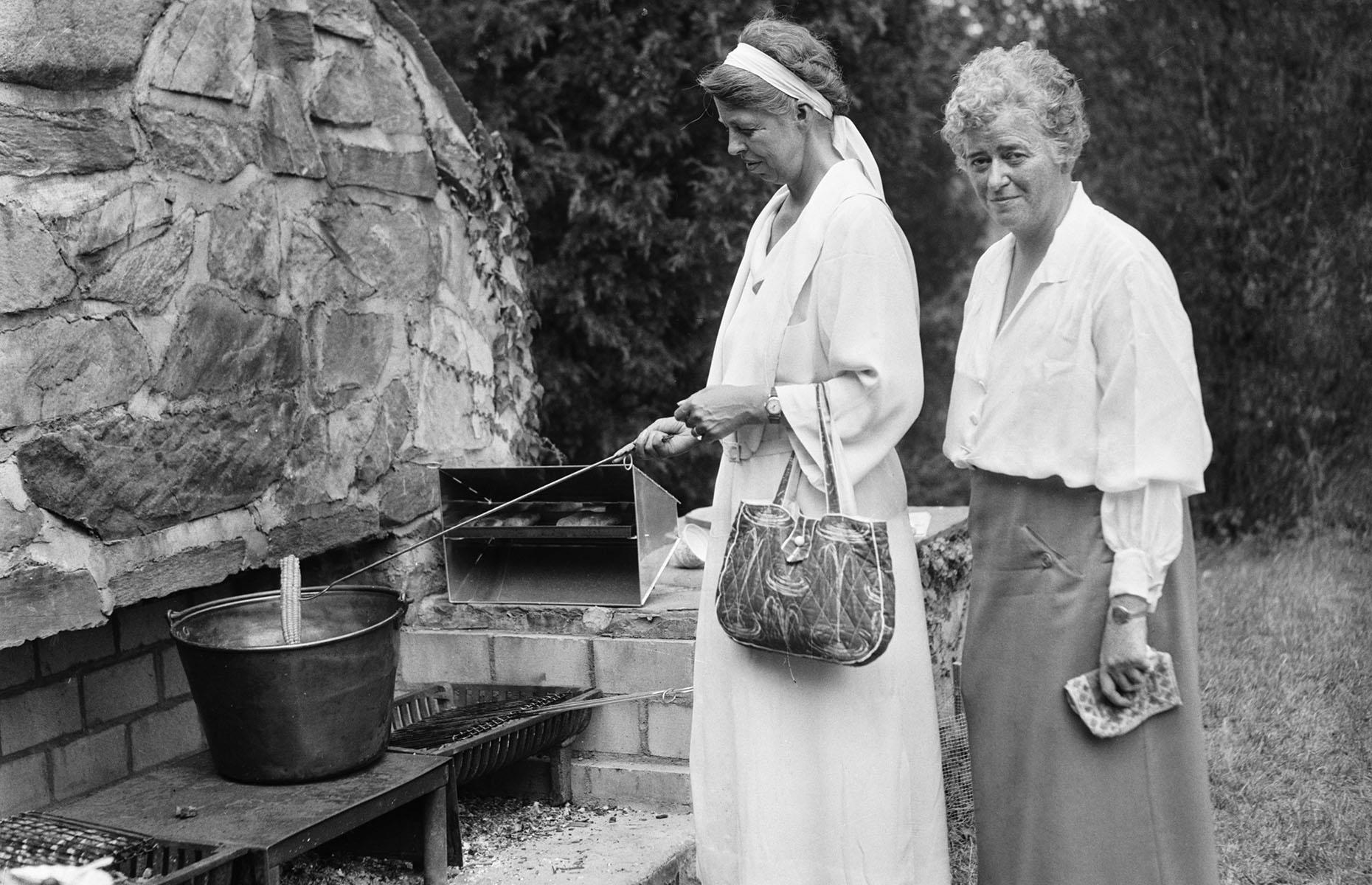 1930s: Eleanor Roosevelt cooks corn on the cob