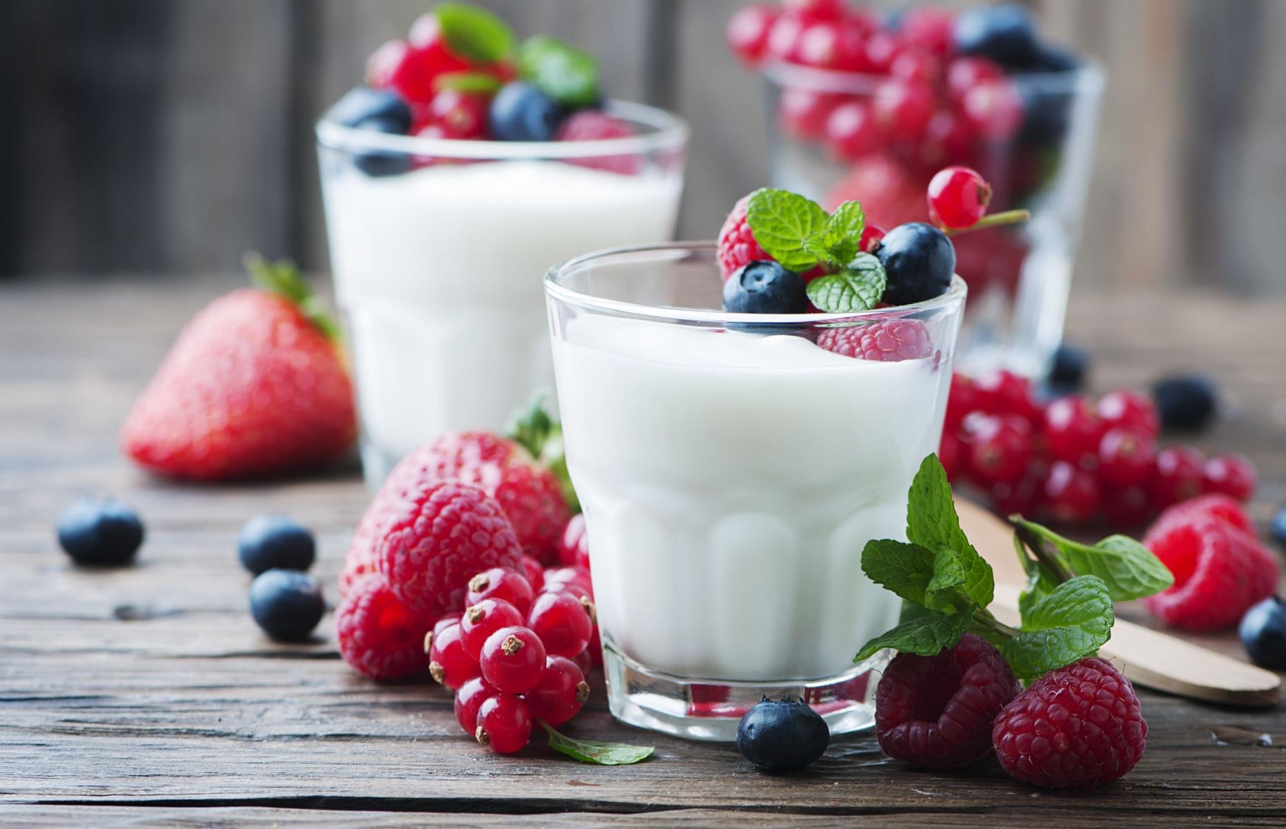 Yogurt and berries