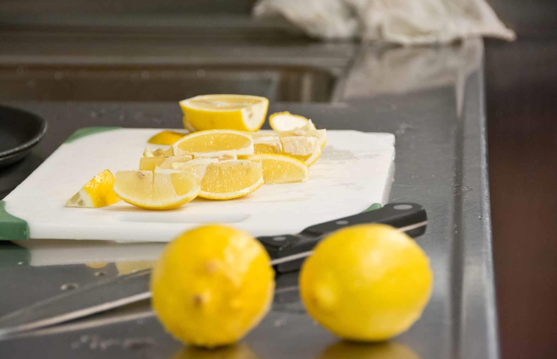 Limpiar el horno con un poco de limón 