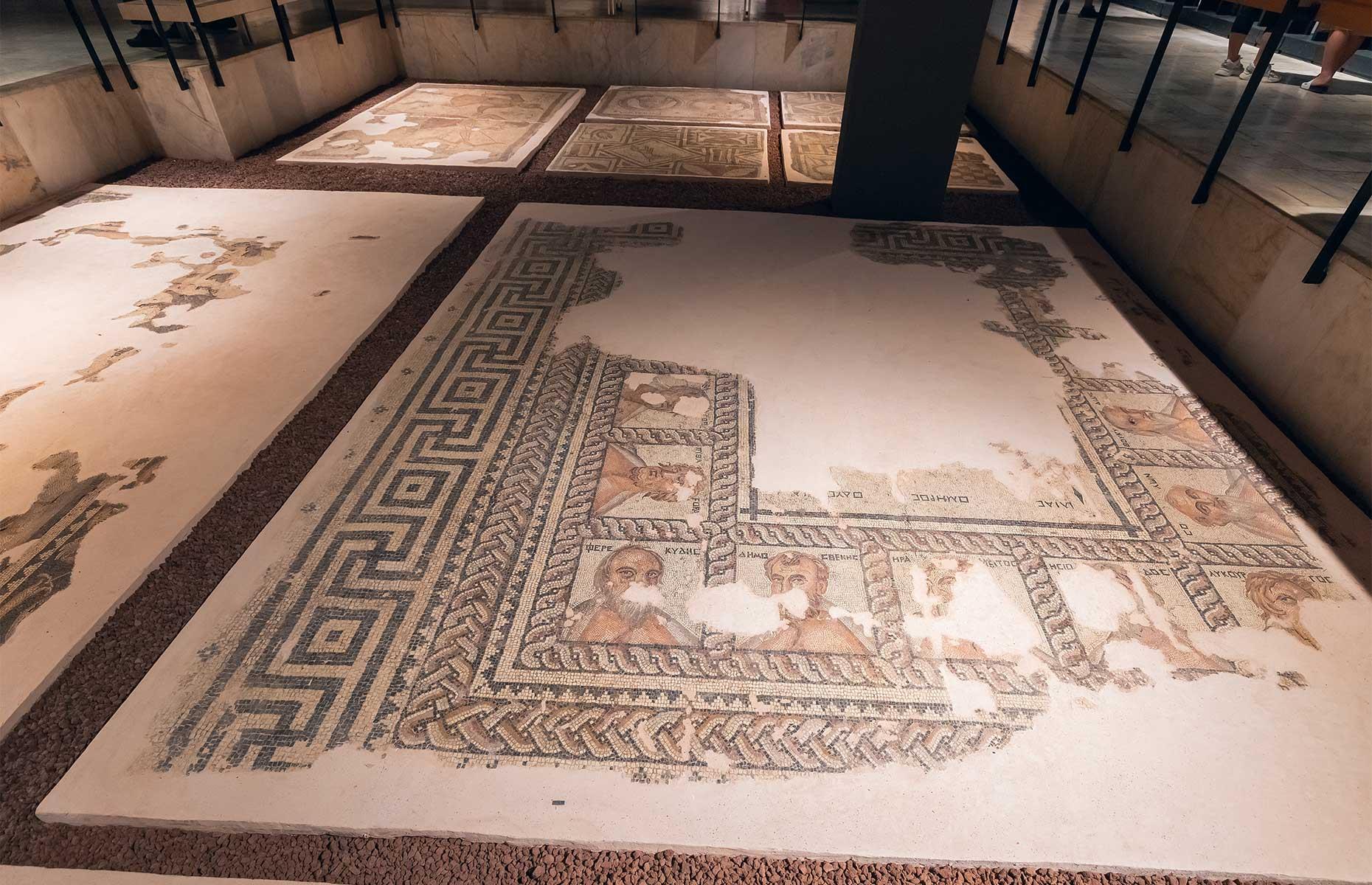 Mosaic tiles: Mesopotamia era (3000 BC)