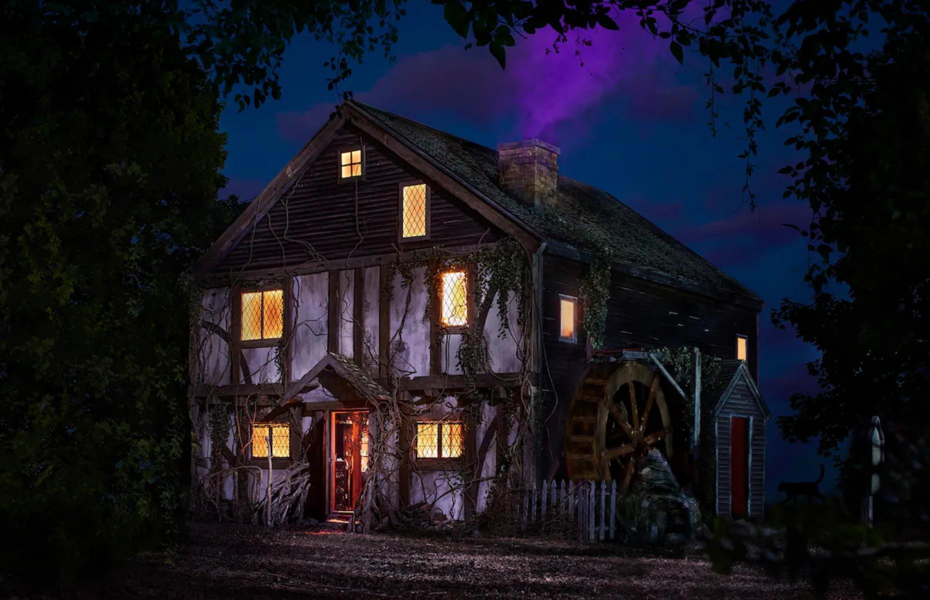 The Hocus Pocus Salem Cottage, Massachusetts, USA 