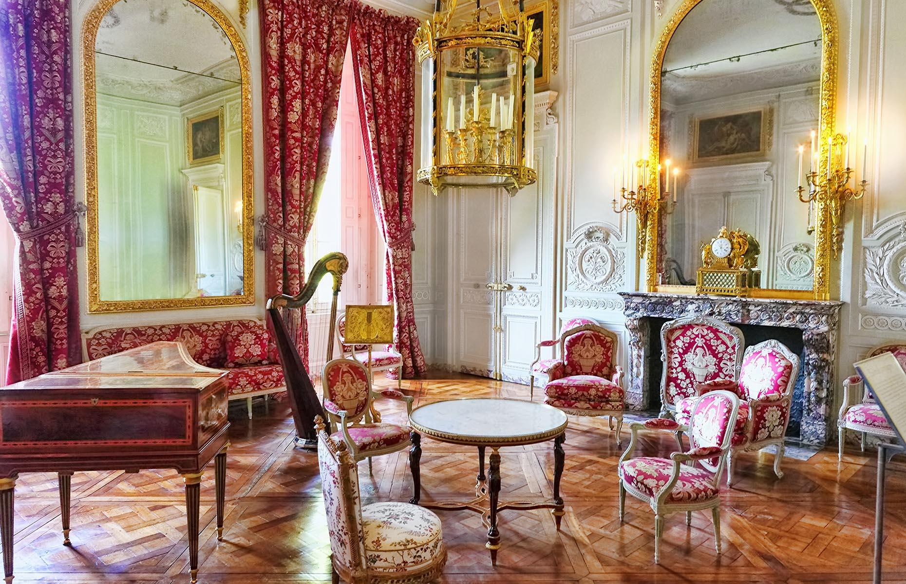 Decorating Petit Trianon 