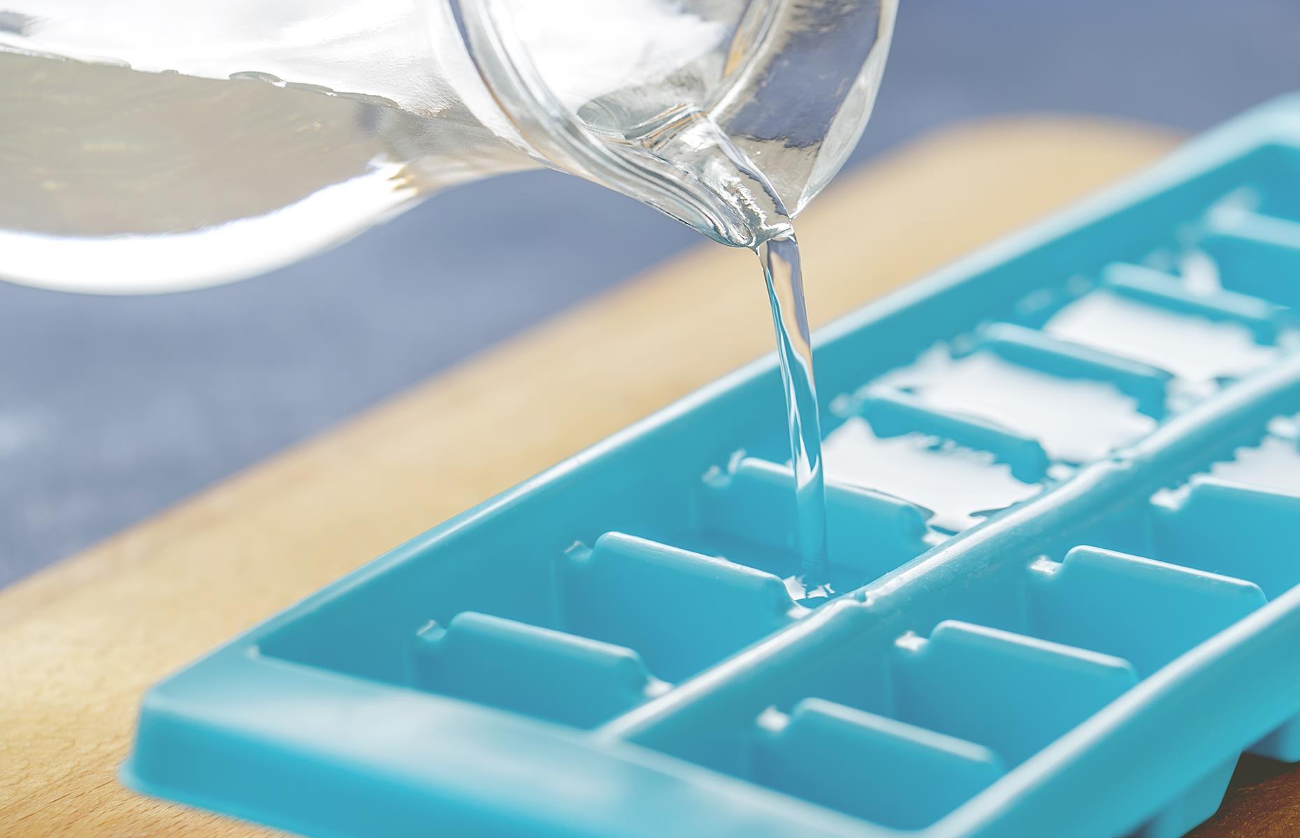 Cover your ice cube tray for fresh-tasting ice