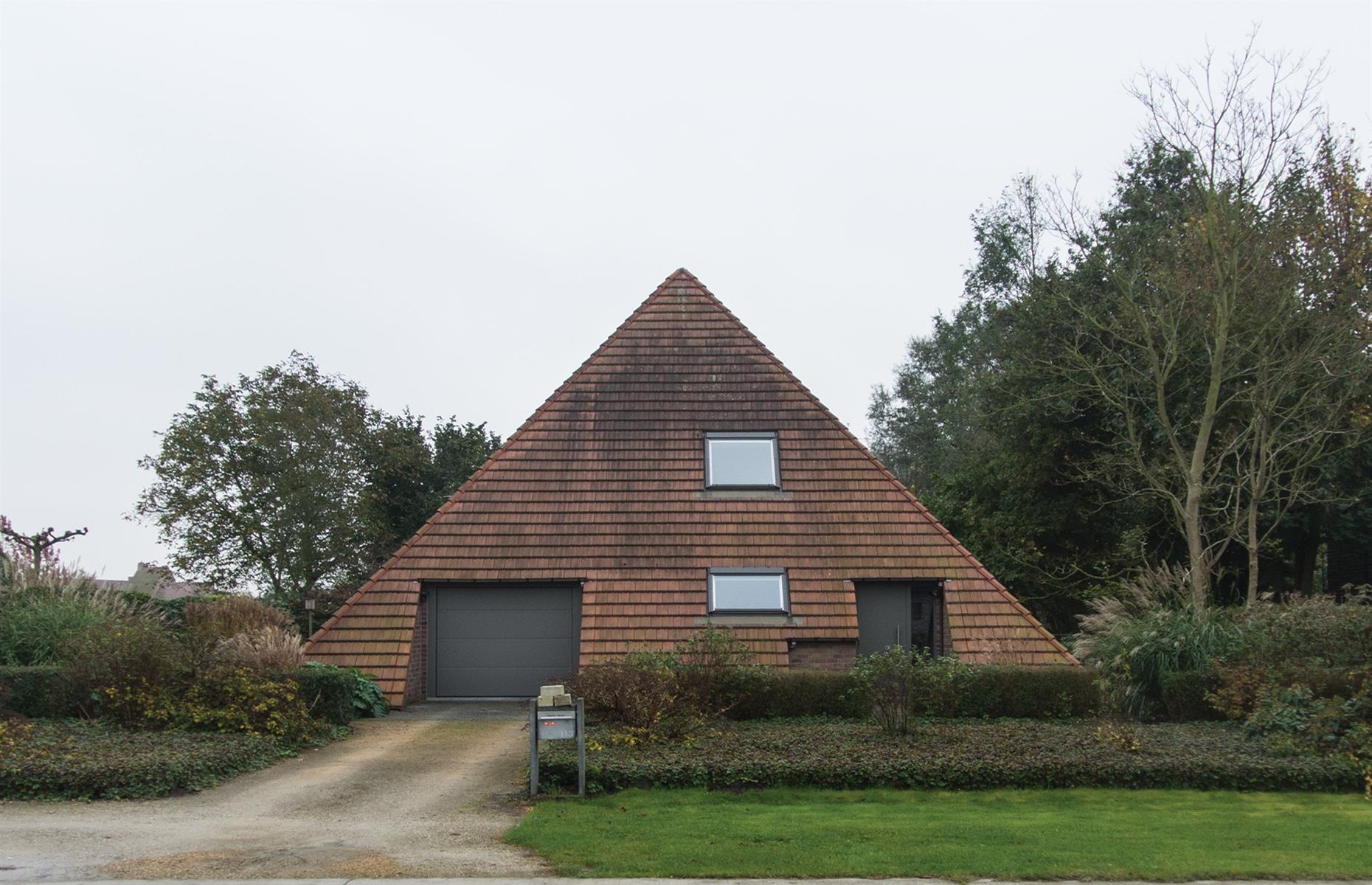Casa de la Pirámide, Bélgica