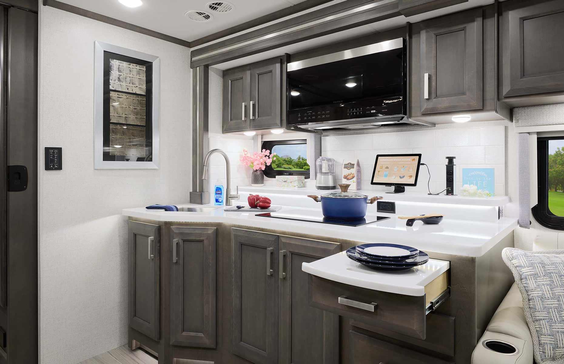 2025 Thor Aria 4000: space-saving design tricks