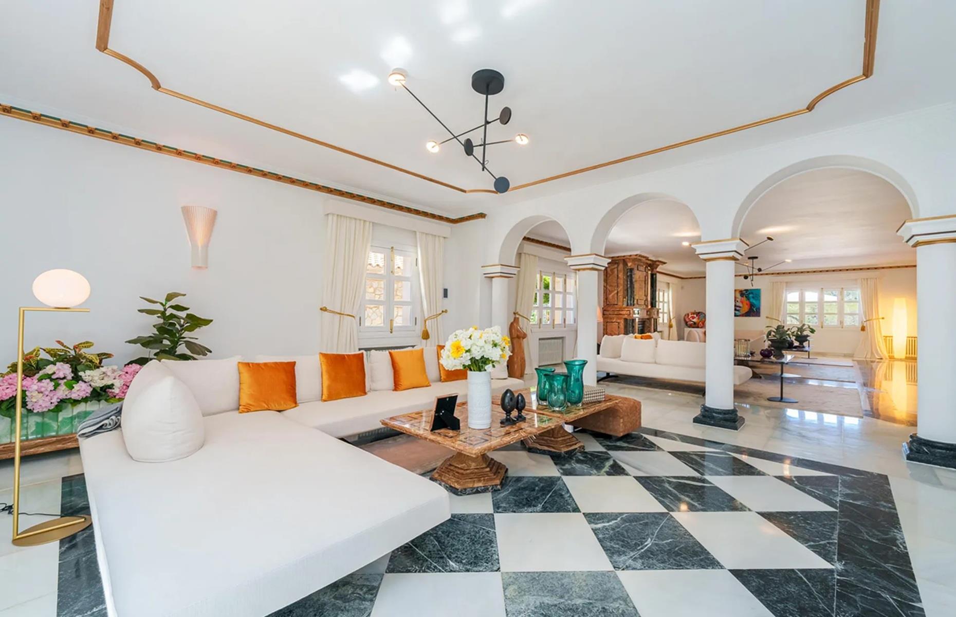 Castello M villa: elegant marble floors