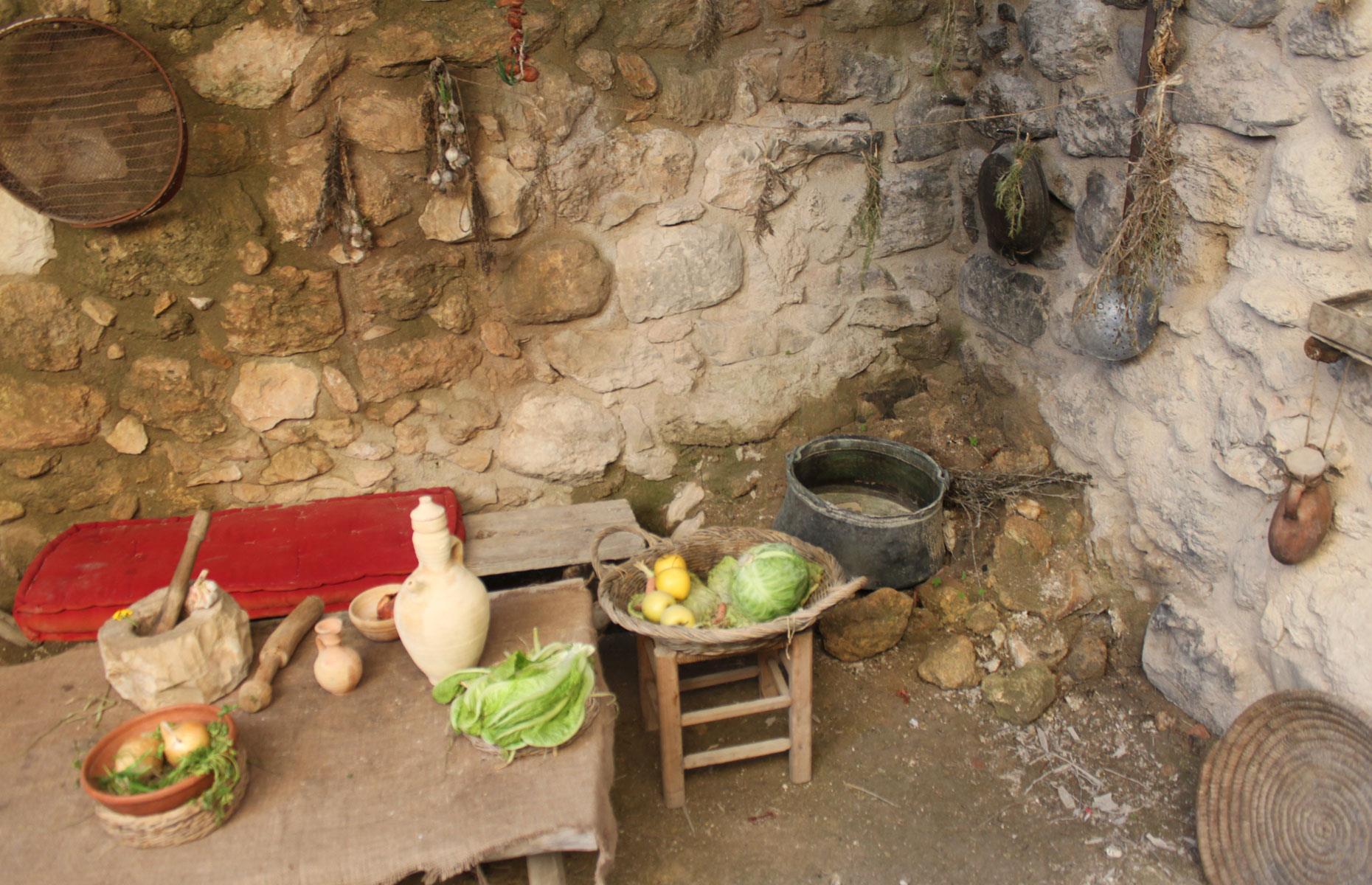 Ancient home. Келья алхимика. Дом в древнем Израиле. Убранство жилища богатых людей в древнем Израиле. Пол из глины в древности.