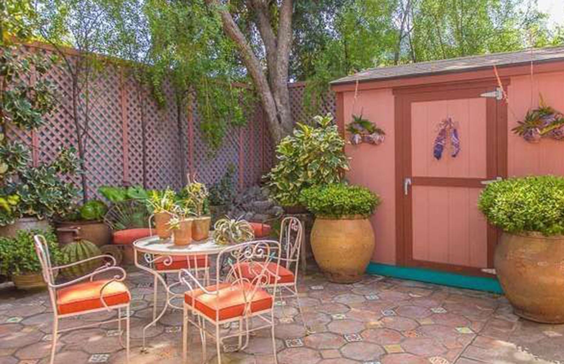 Dolly Parton: Bungalow in West Hollywood