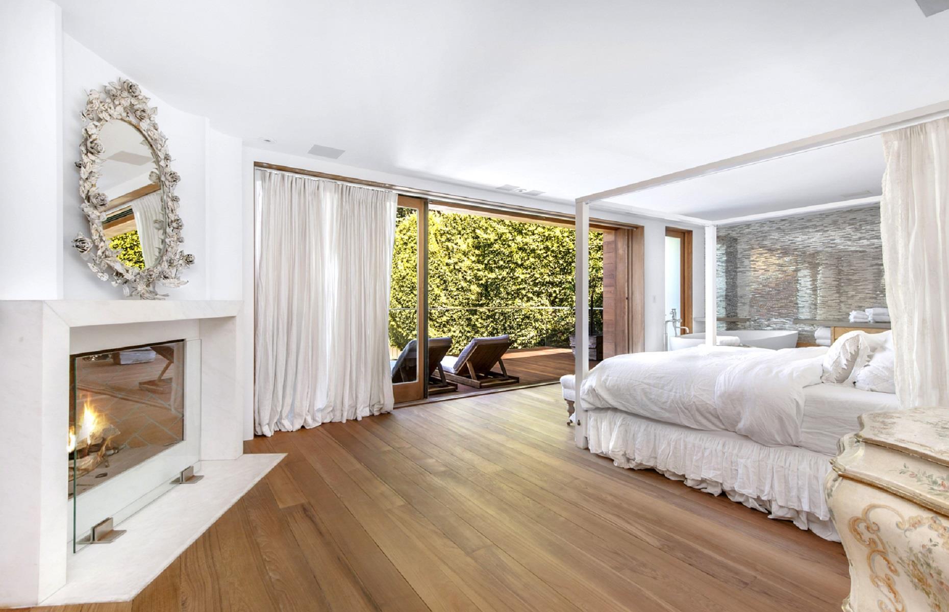 Pamela Anderson's Malibu beach house: listed for $14.9 million