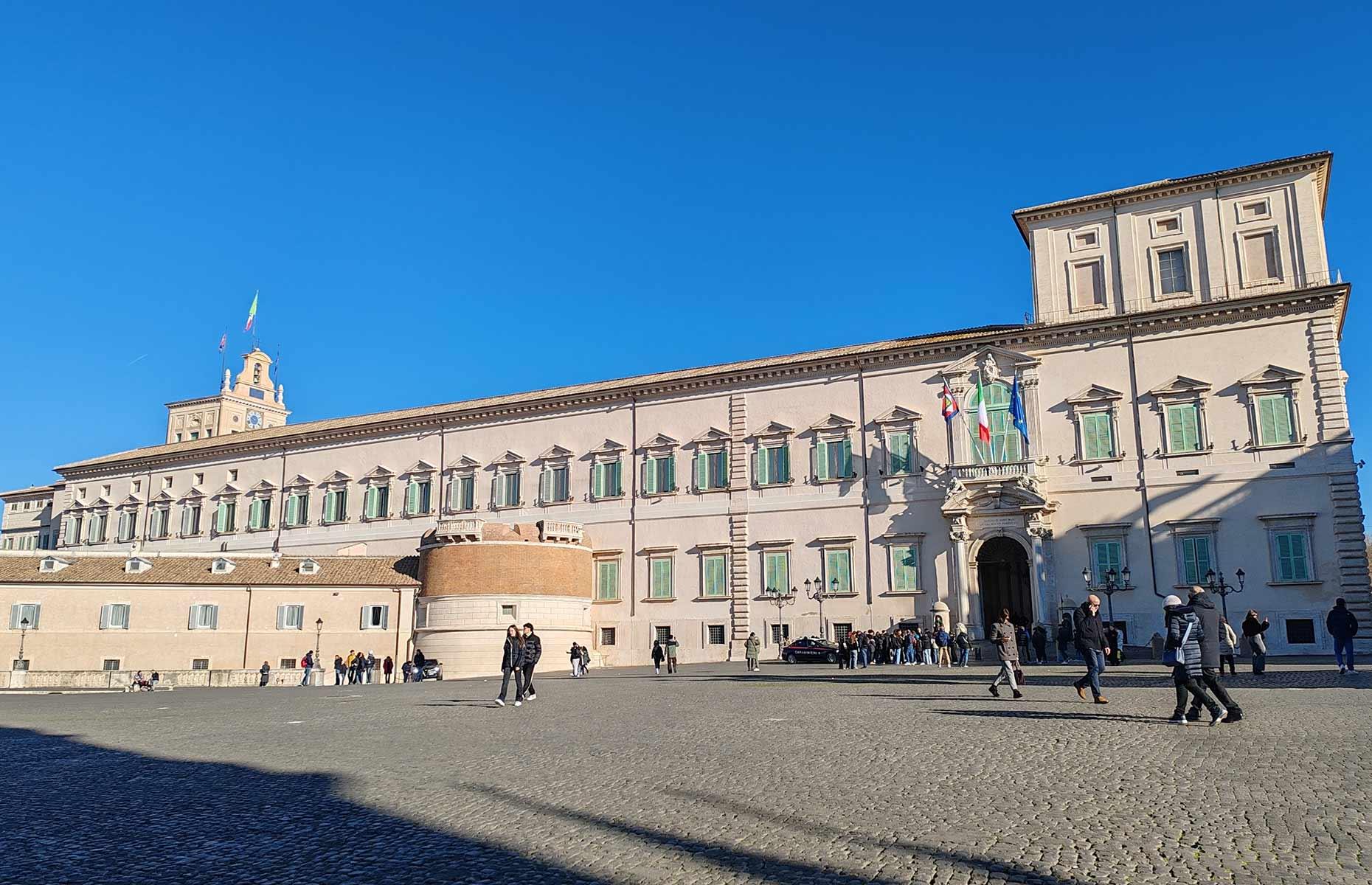 Quirinale Palace: 1.2 million sqft (110.4k sqm), Italy