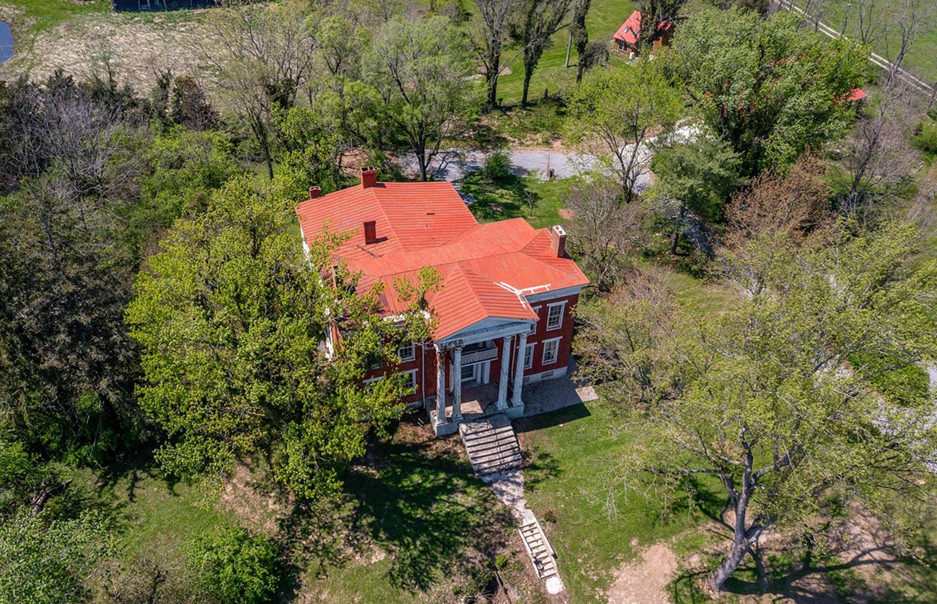 Greek Revival-style mansion: classical architecture