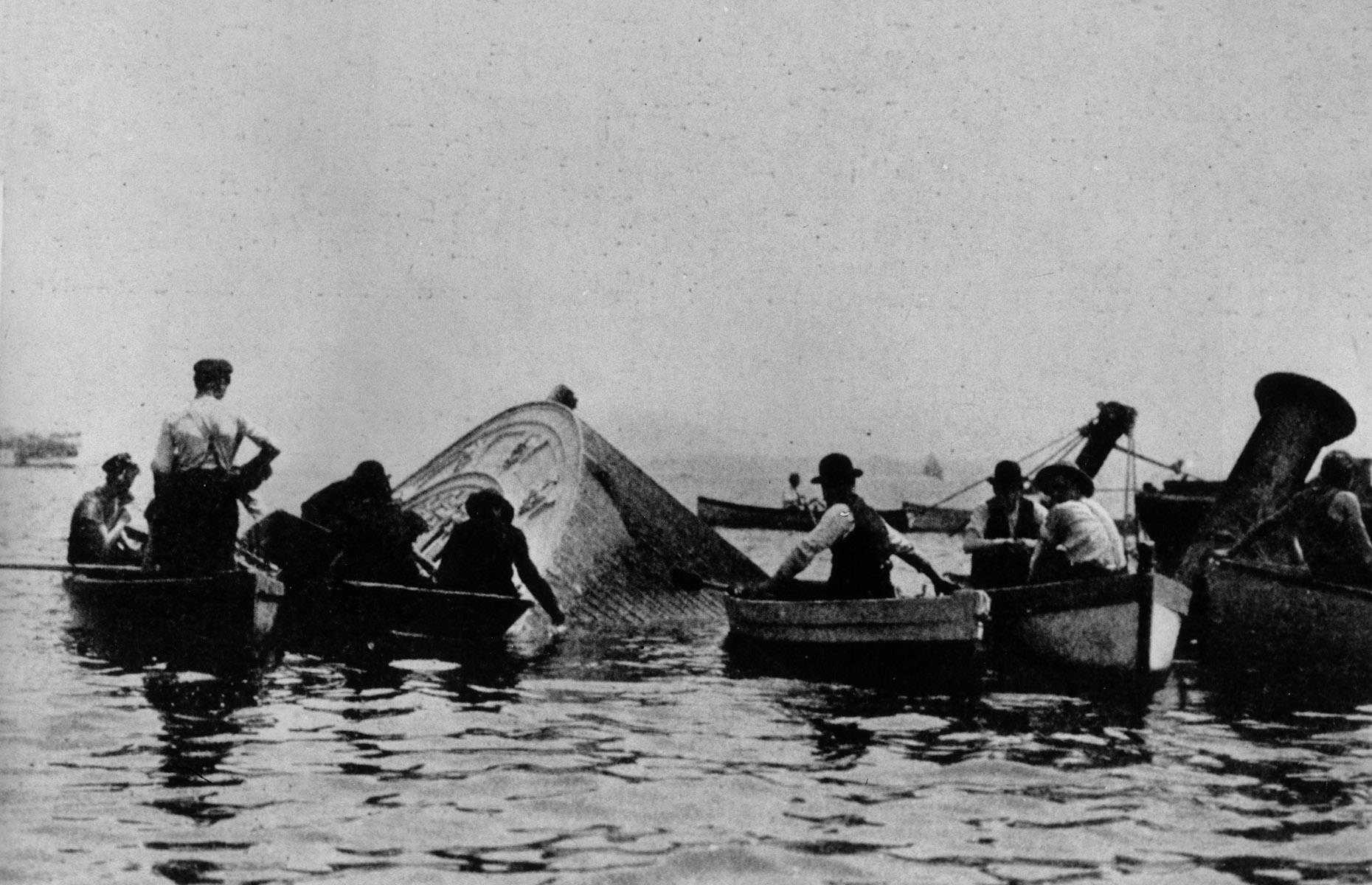 1904: Tragedy comes to the East River