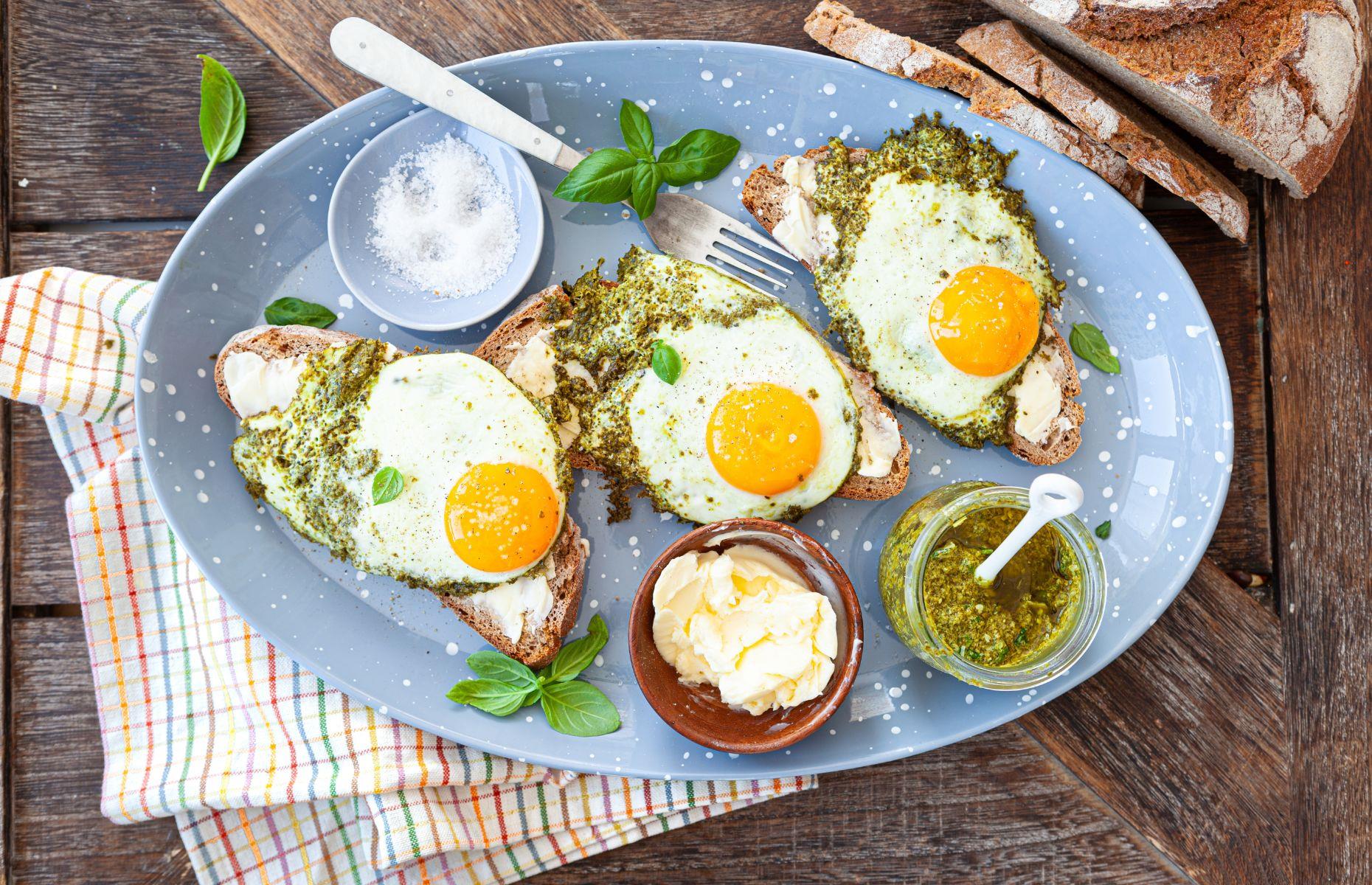 22. Pesto eggs