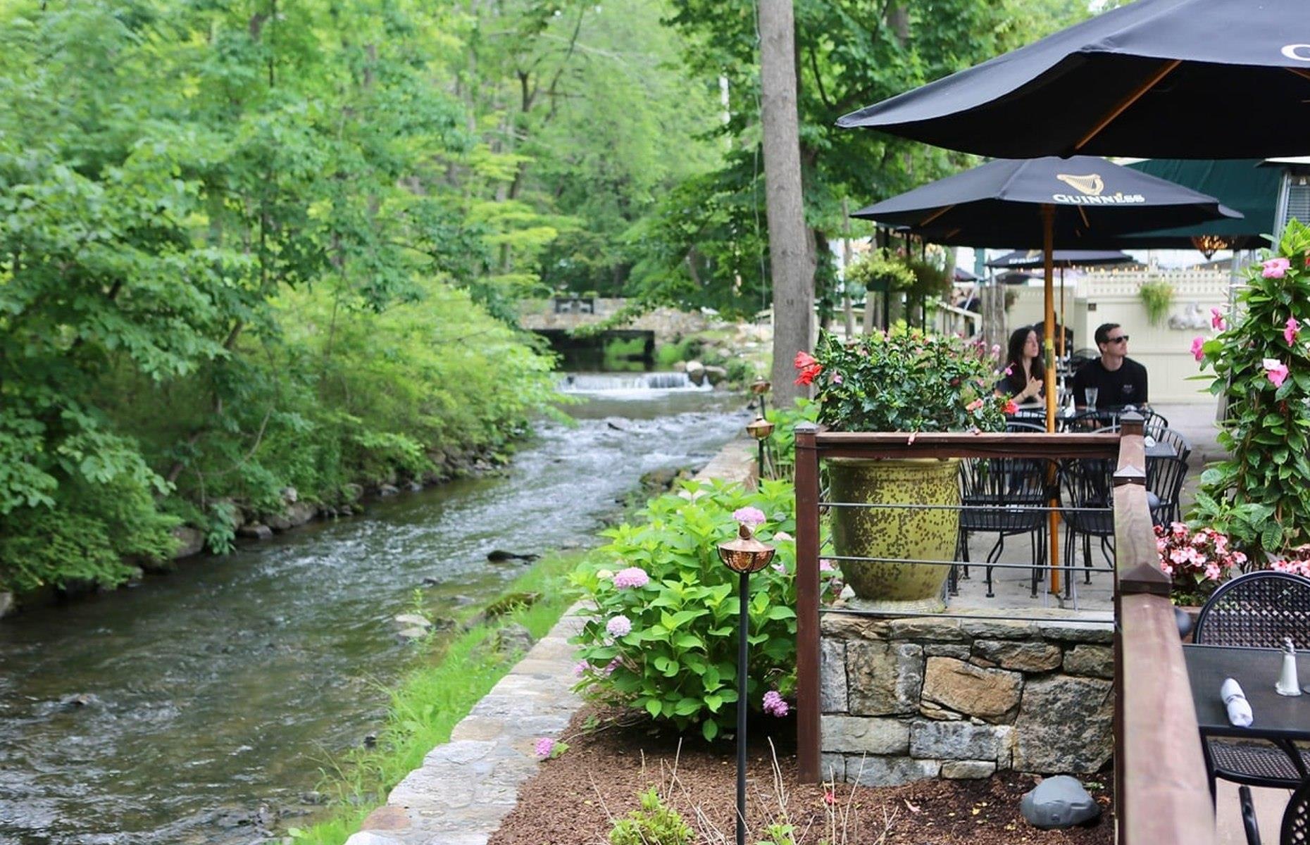 Connecticut: White Horse Country Pub and Restaurant, New Preston