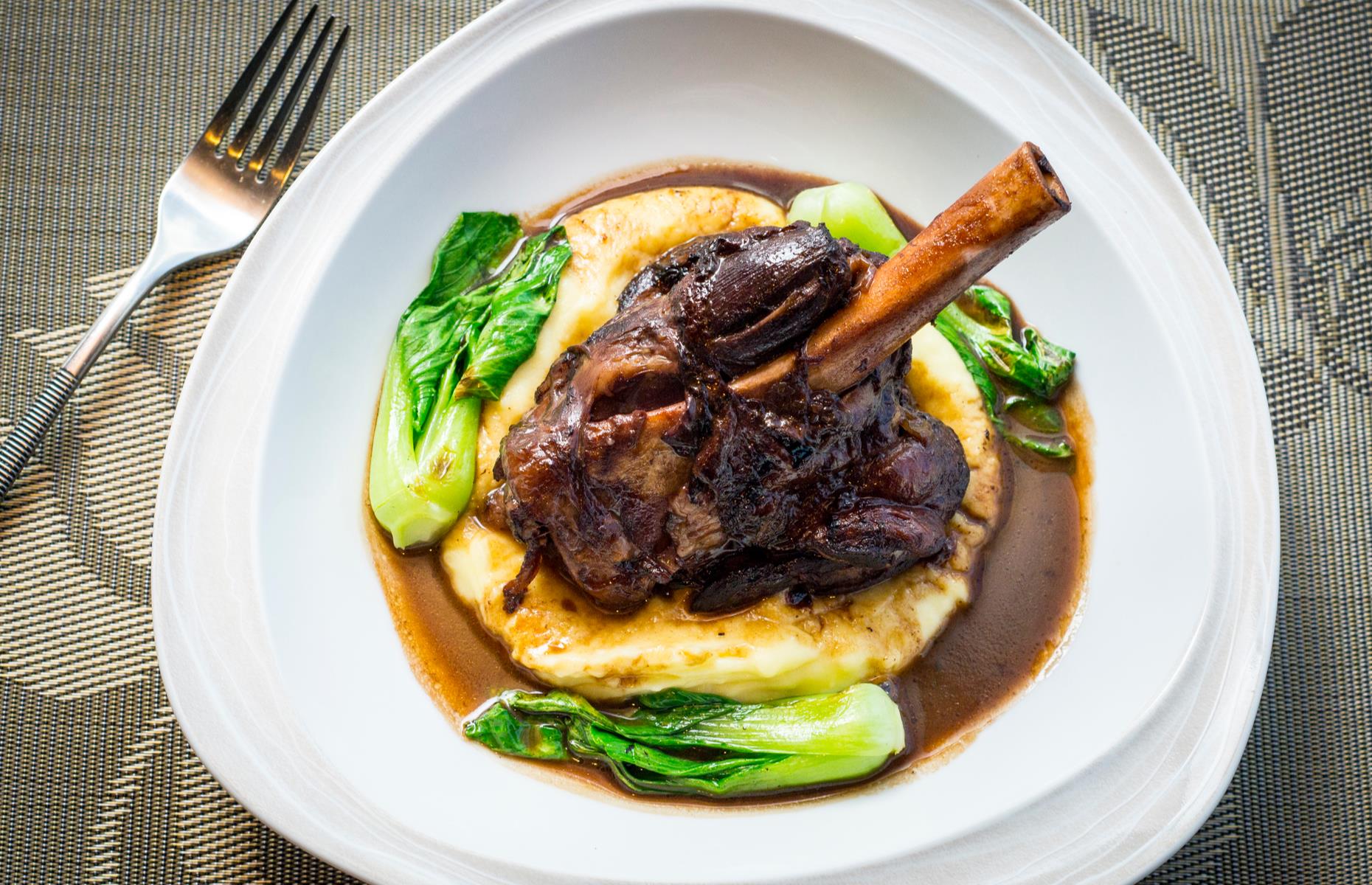 Lamb shanks: lamb with Cheddar mash