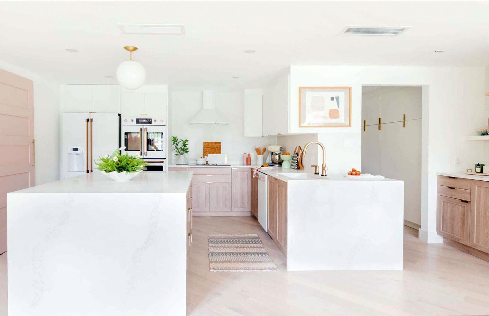 Glamorous gold and white kitchen