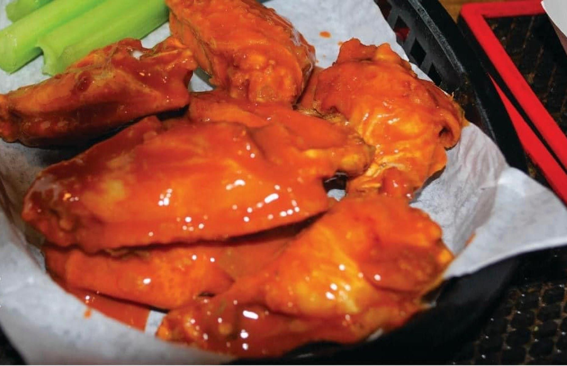 South Dakota: World Famous Hot Wings, Circus Sports Bar & Grill, Aberdeen