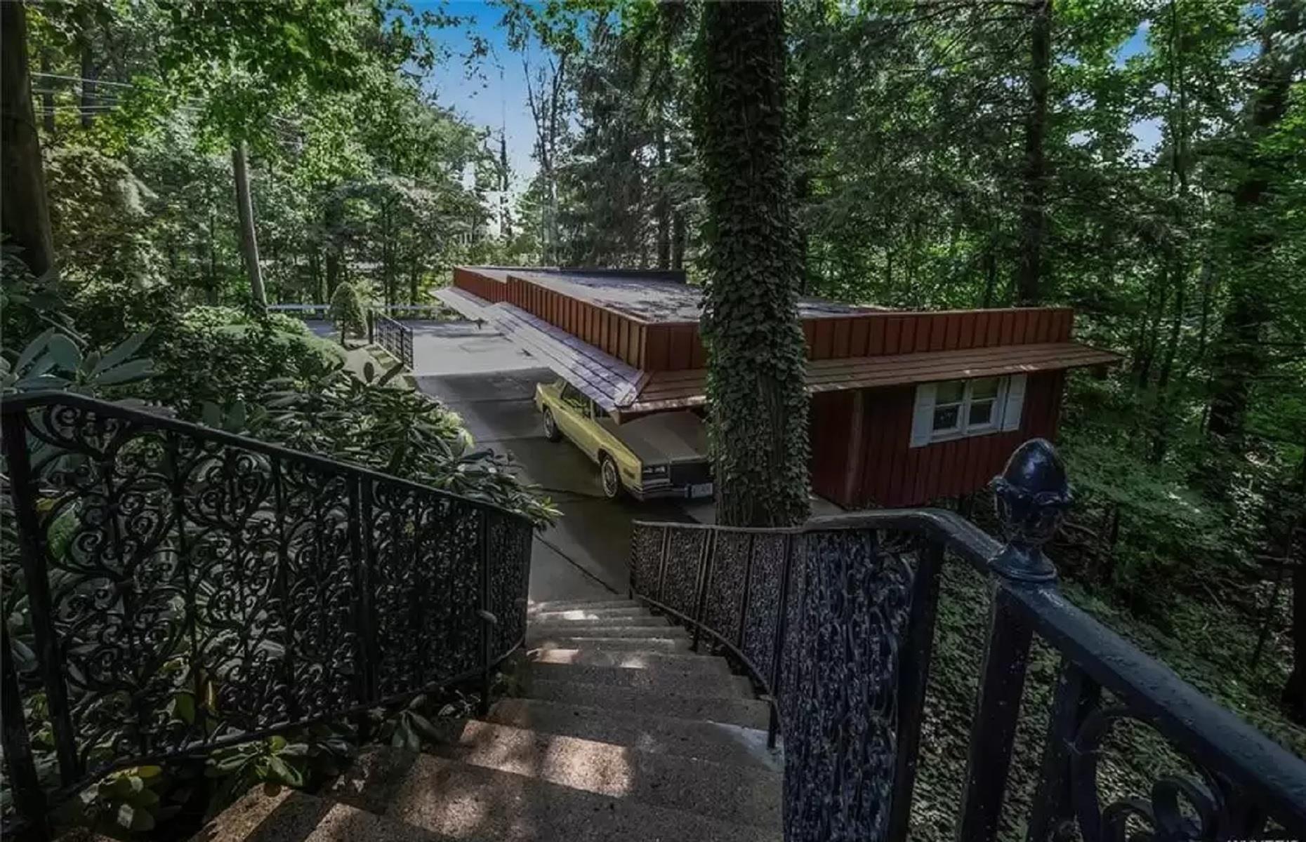 Frank Lloyd Wright-inspired home, New York, USA