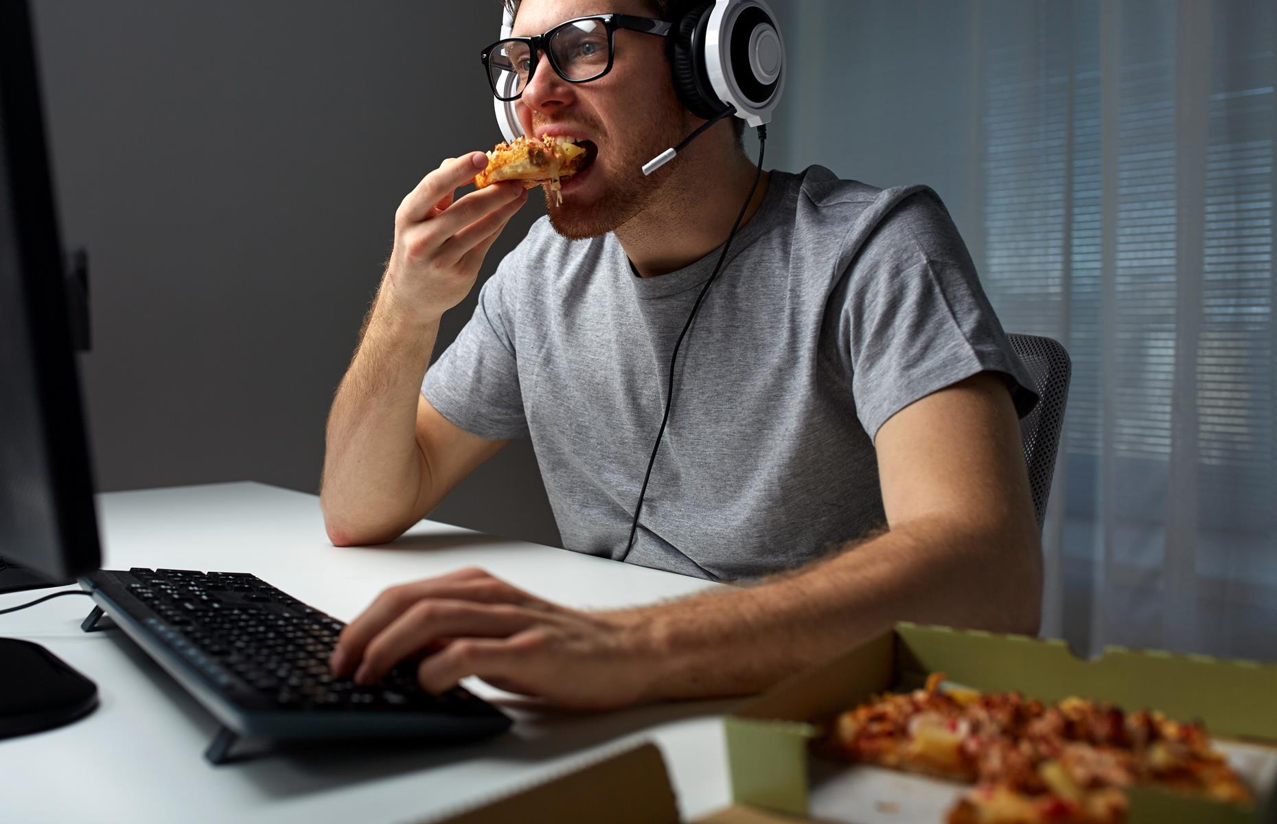 Человек ест. Человек кушает. Девушка с ведром мороженого. Человек перед телевизором. Девушка кормит парня.