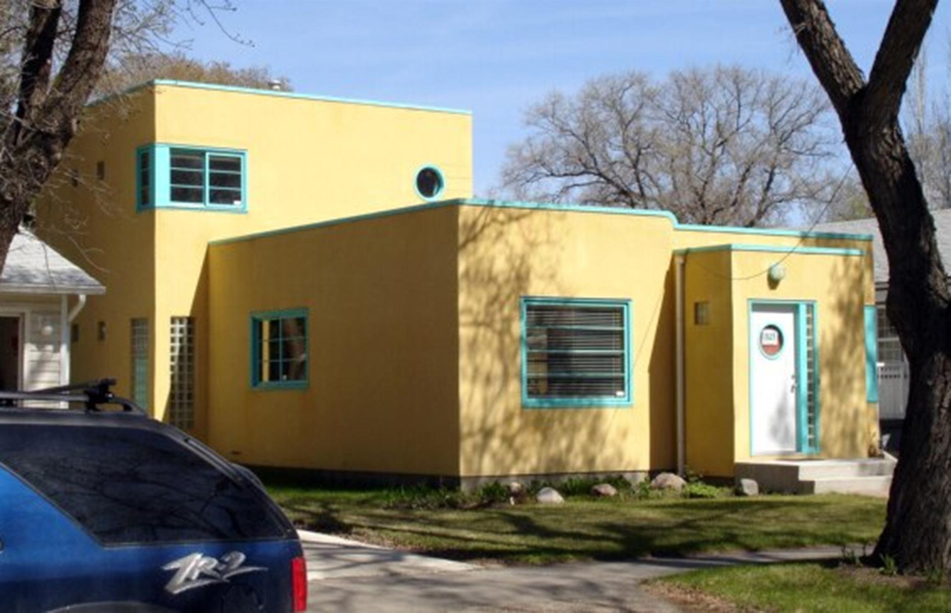 1940s: 'streamline moderne' house in Saskatoon