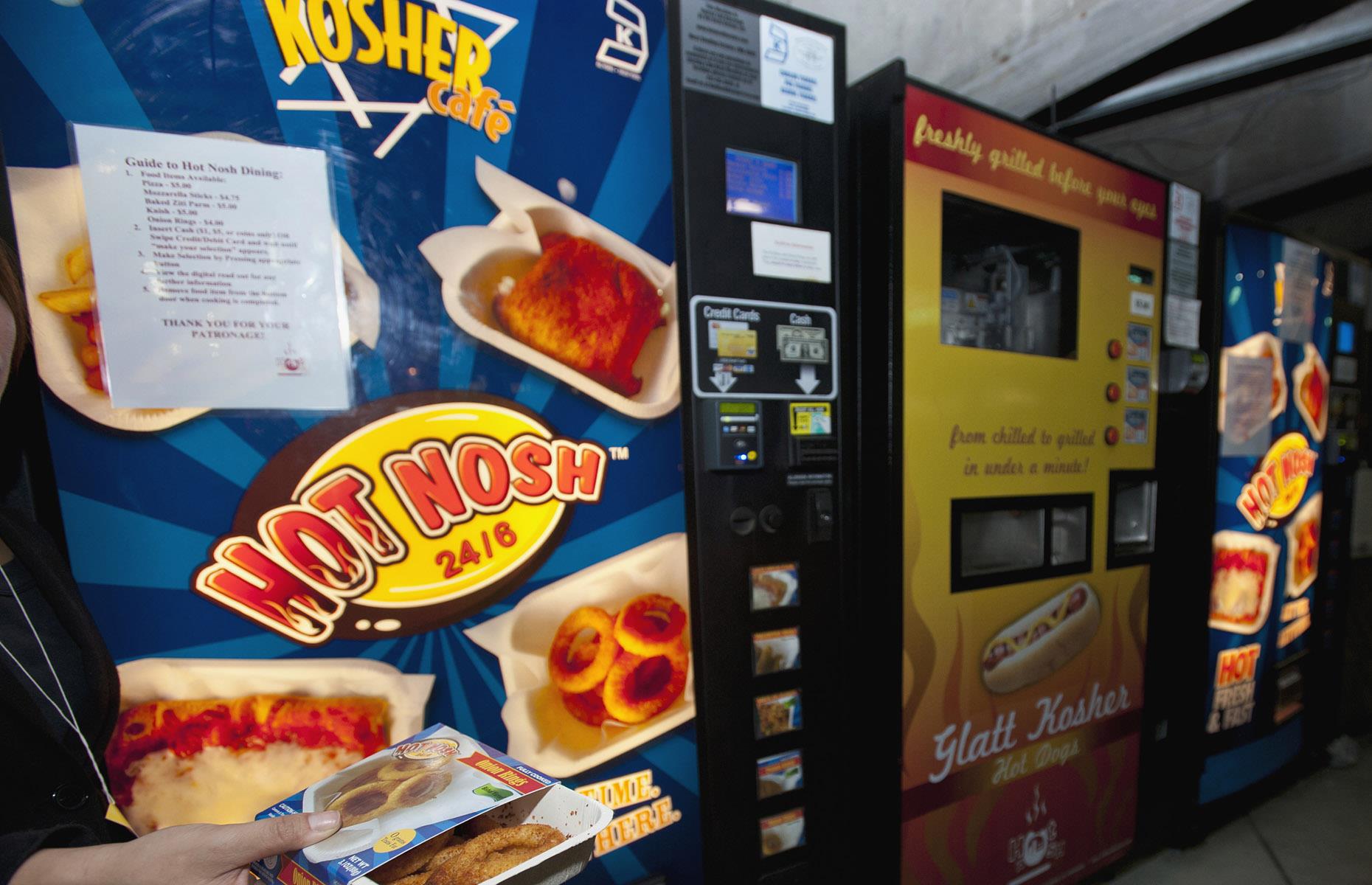 Hotdog Vending Machine in Japan! 