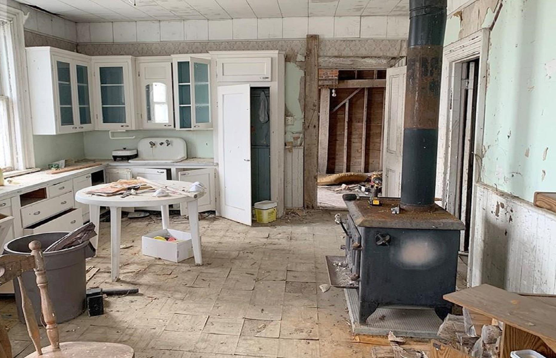 Abandoned farmhouse: Ontario