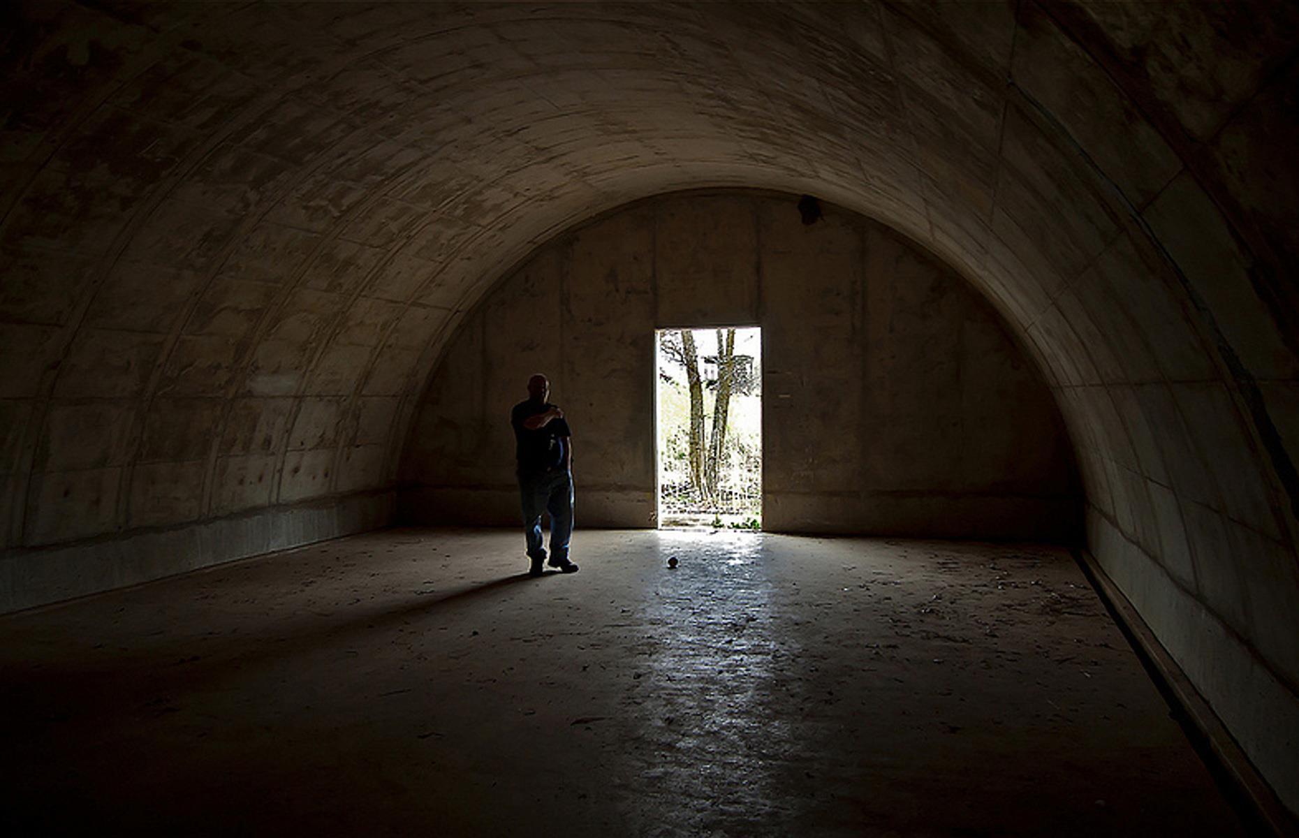 Фото бункера. Бункер Вивос Индиана. Бункер на 1000 человек. Бункер картинки. Освещение в бункере.