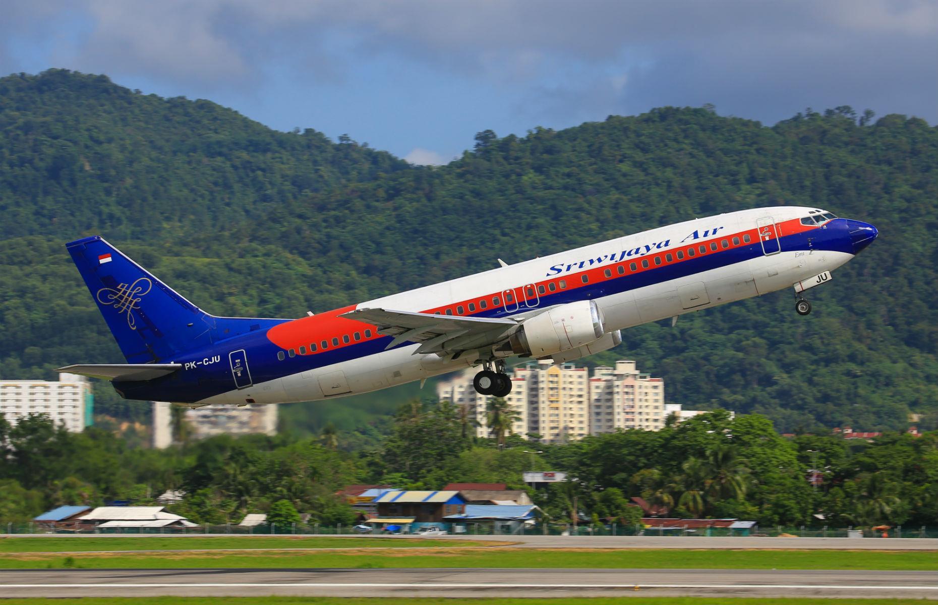 Commercial plane lands in military airport by accident
