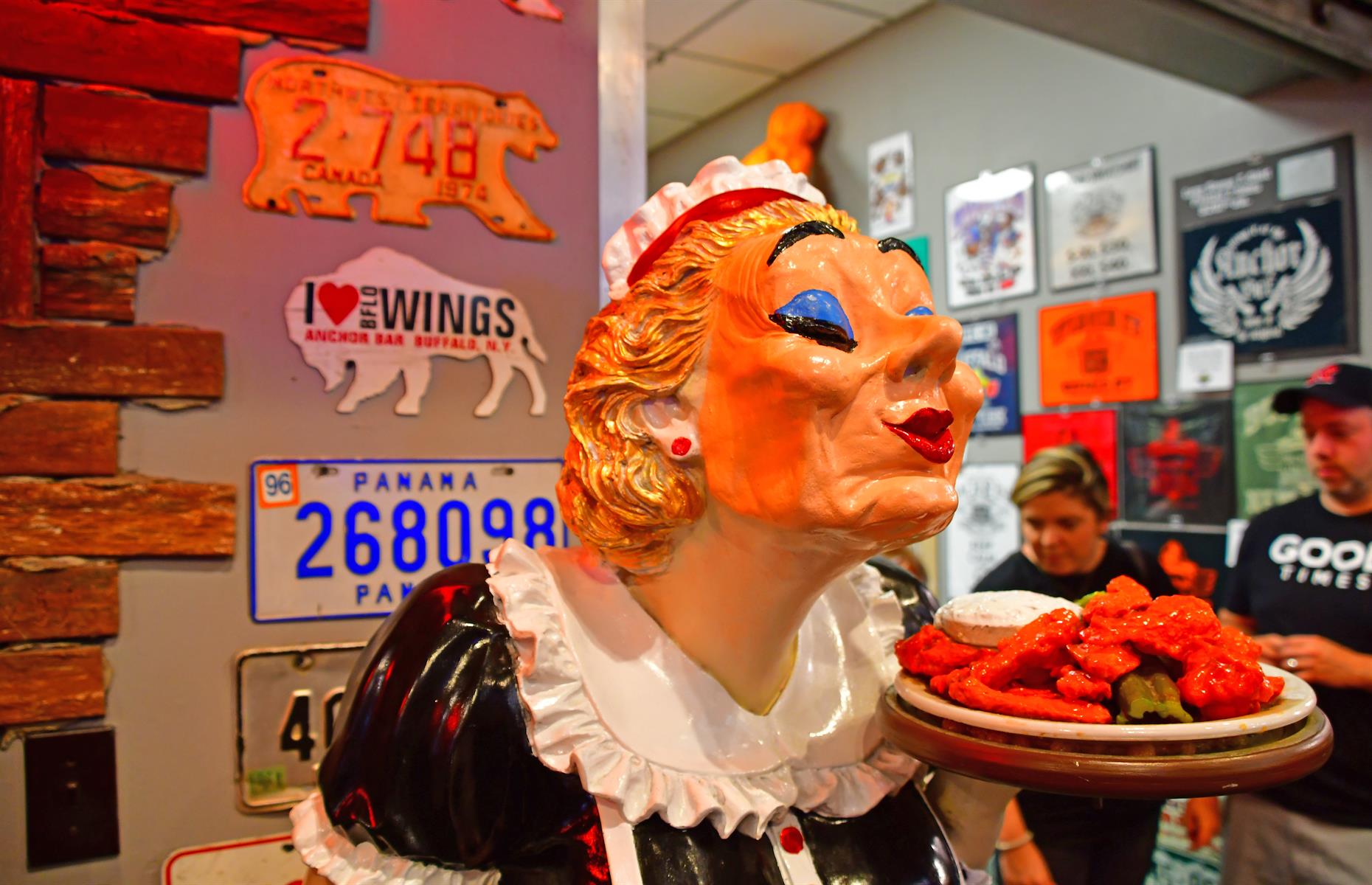 New York: try Buffalo wings at Anchor Bar