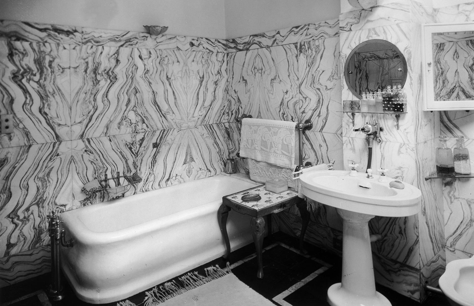 1930s bathroom