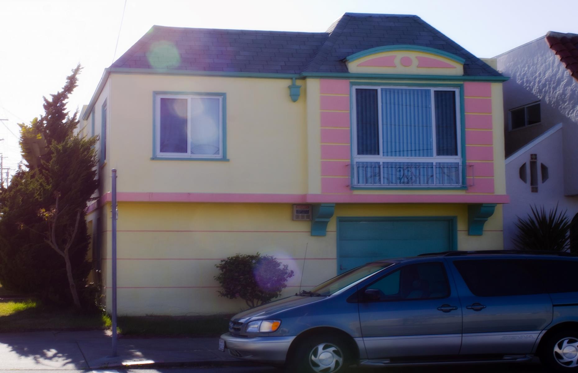 Pastel yellow home, San Francisco, California, USA