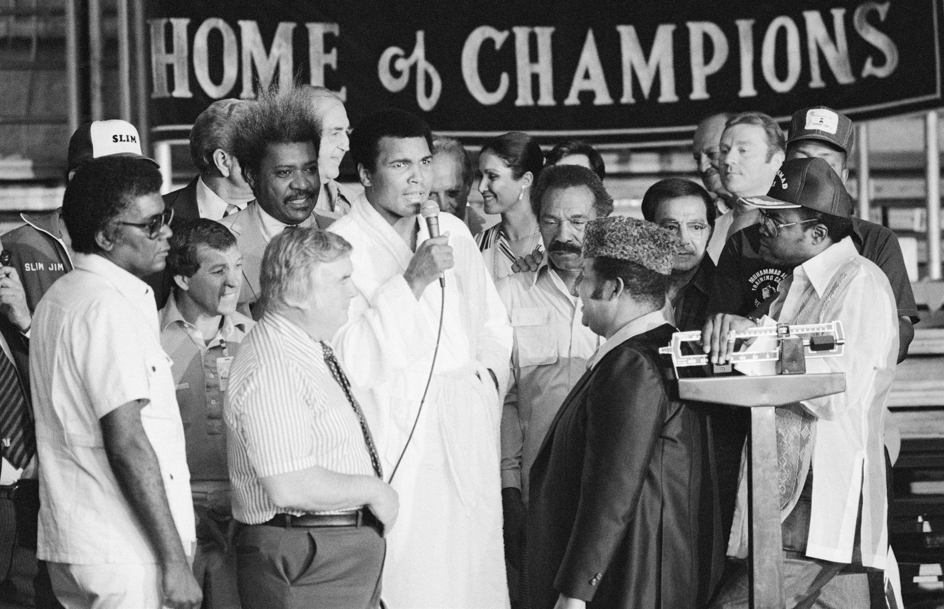 1980: Muhammad Ali speaks at a major fight in Vegas
